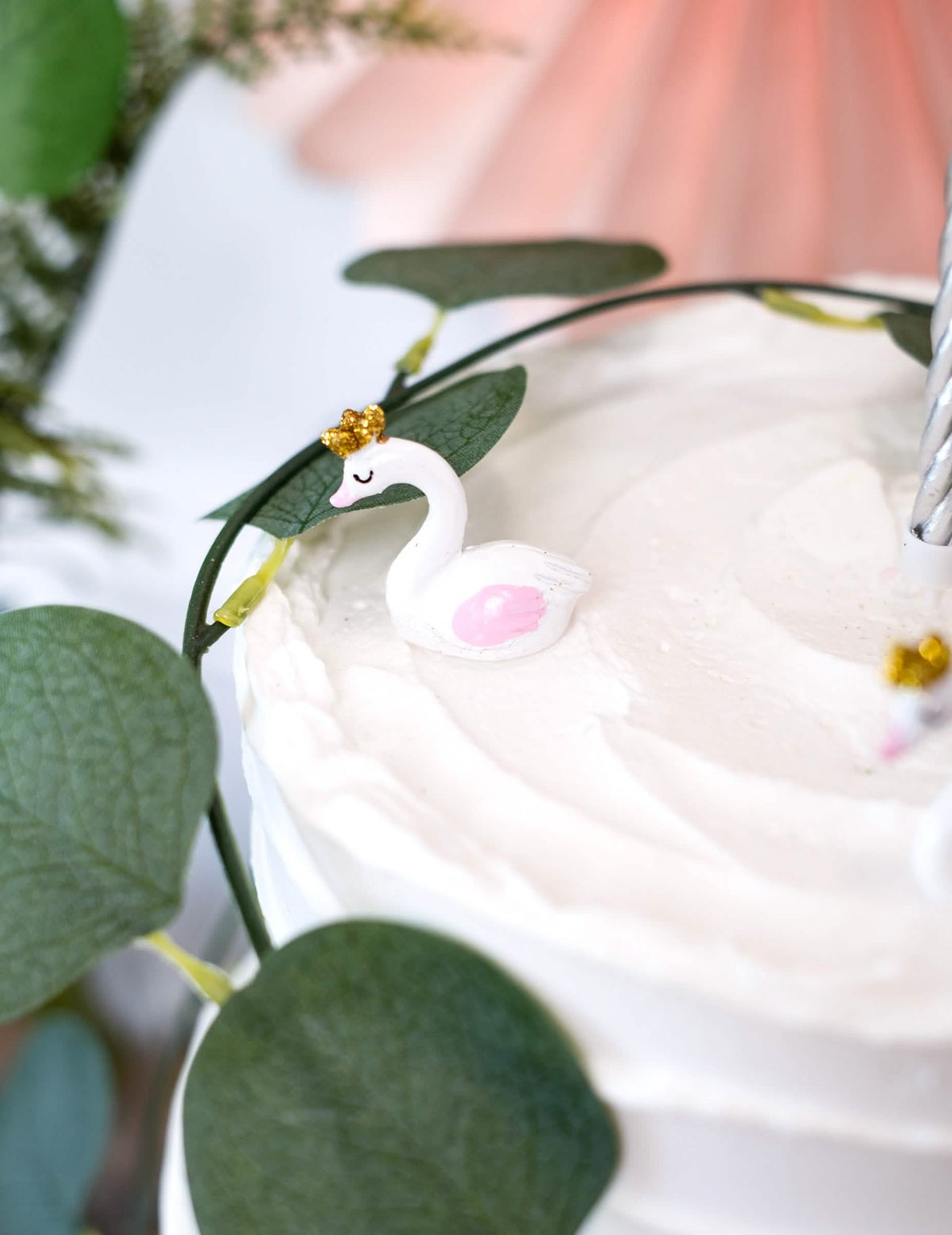 Aranjament pe un tort cu figurine din rășină în formă de lebădă pentru baby shower