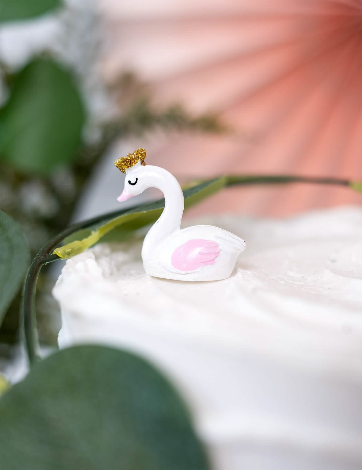 Decor pe un tort cu figurina din rășină lebădă pentru baby shower