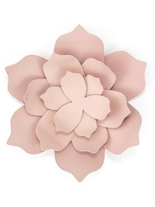Prim-plan al unei floare din kitul diy de flori din hârtie pentru decorațiuni roz