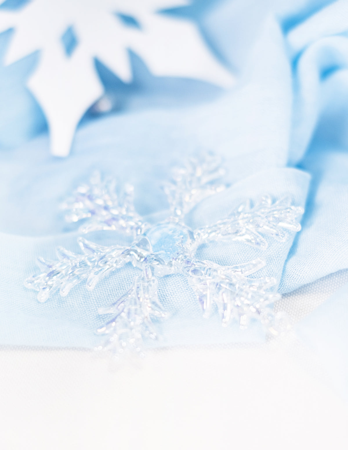 Détail de la transparence du flocons en verre à suspendre pour sapin iridescents