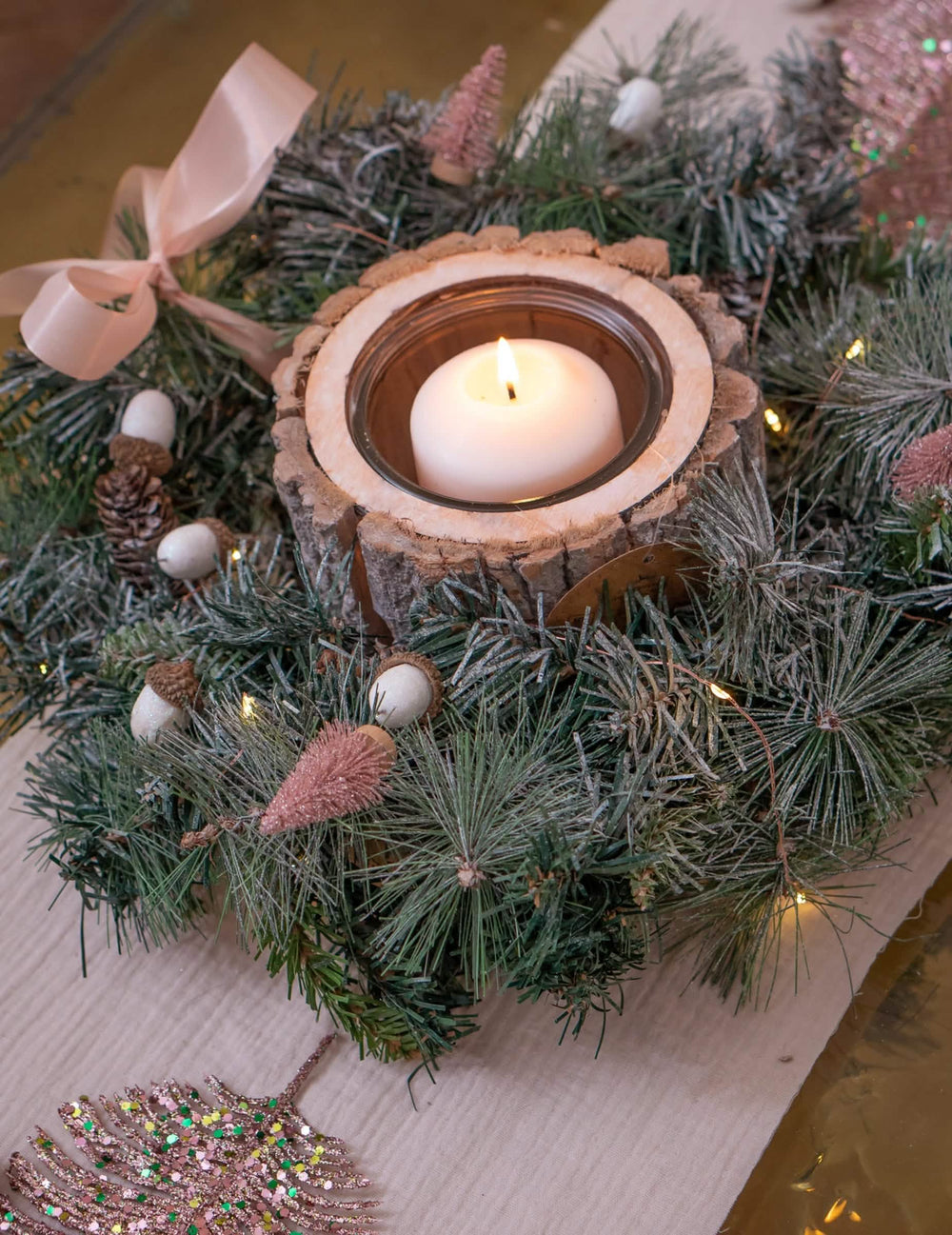Aranjarea pomișorilor artificiali de crăciun pentru decorațiune, aurii roz, cu sclipici
