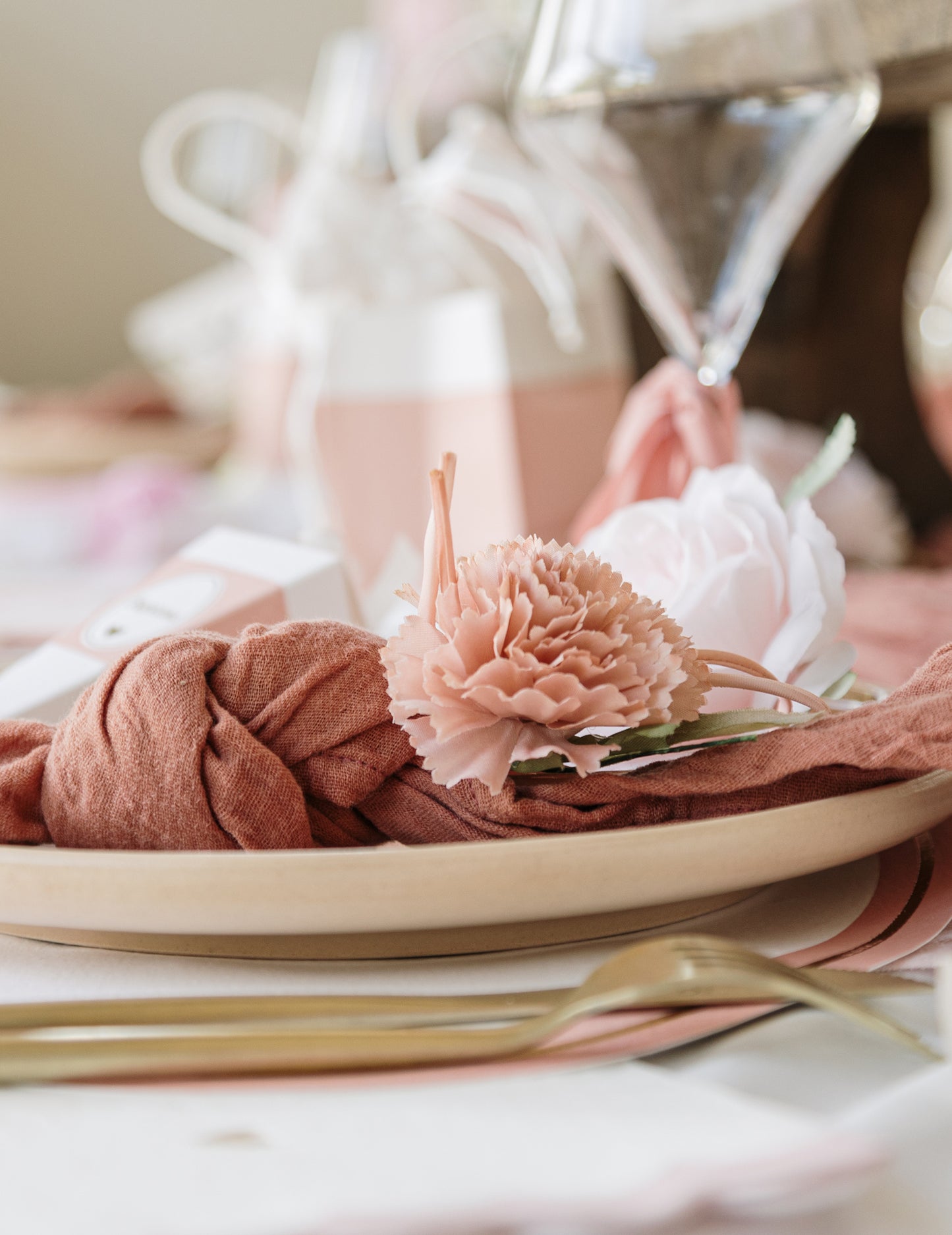 Mise en situation sur une table des fleurs artificielles de pivoines pour décoration
