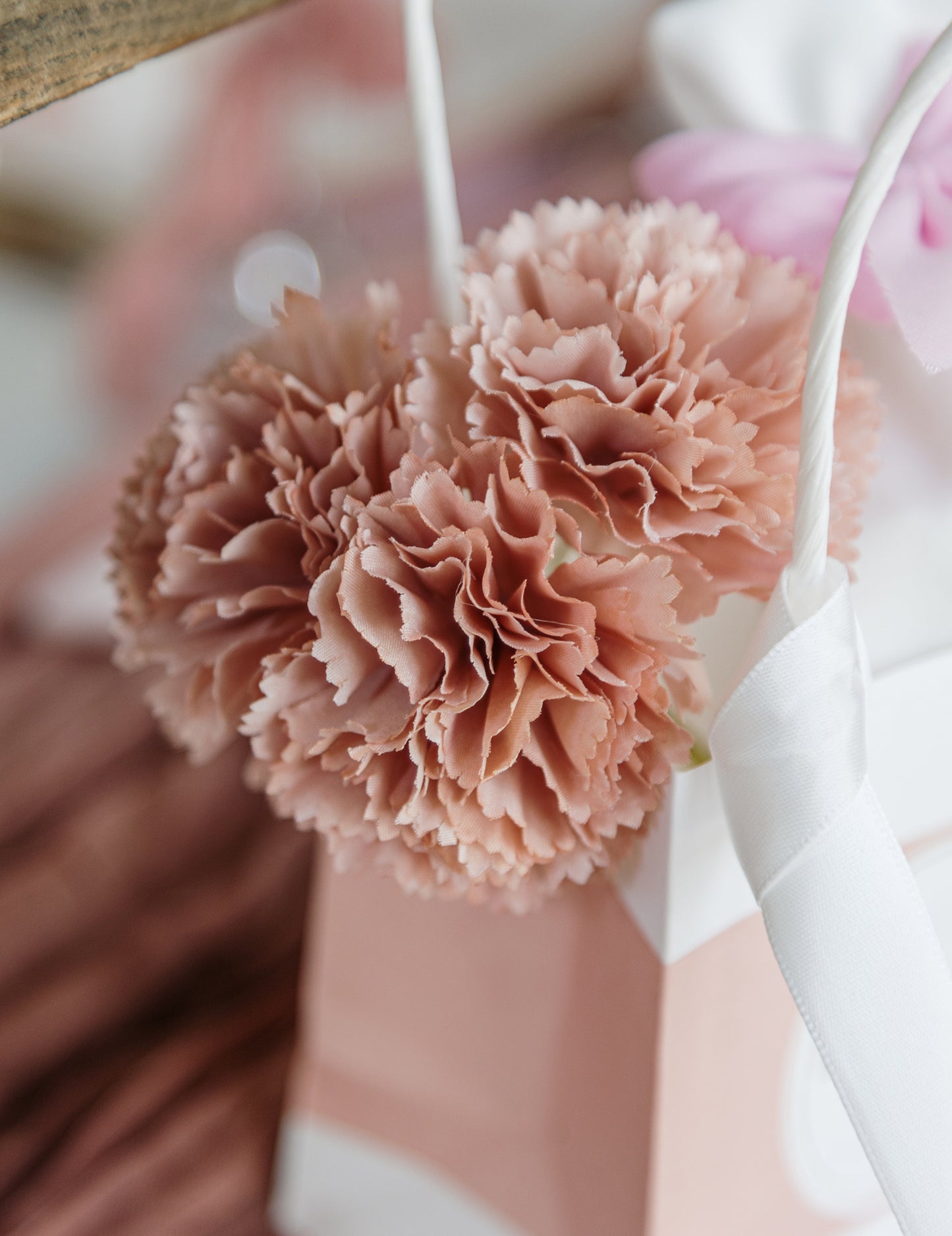 Gros plan sur les pétales des fleurs artificielles de pivoines pour décoration