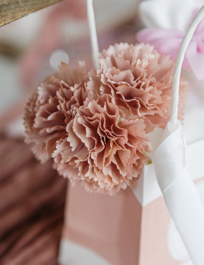 Gros plan sur les pétales des fleurs artificielles de pivoines pour décoration