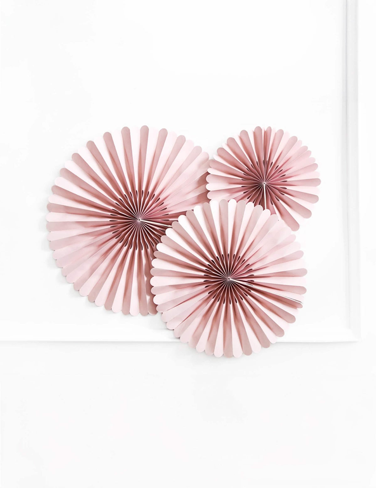 Vedere de ansamblu a celor 3 rozete decorative din hârtie pentru nuntă