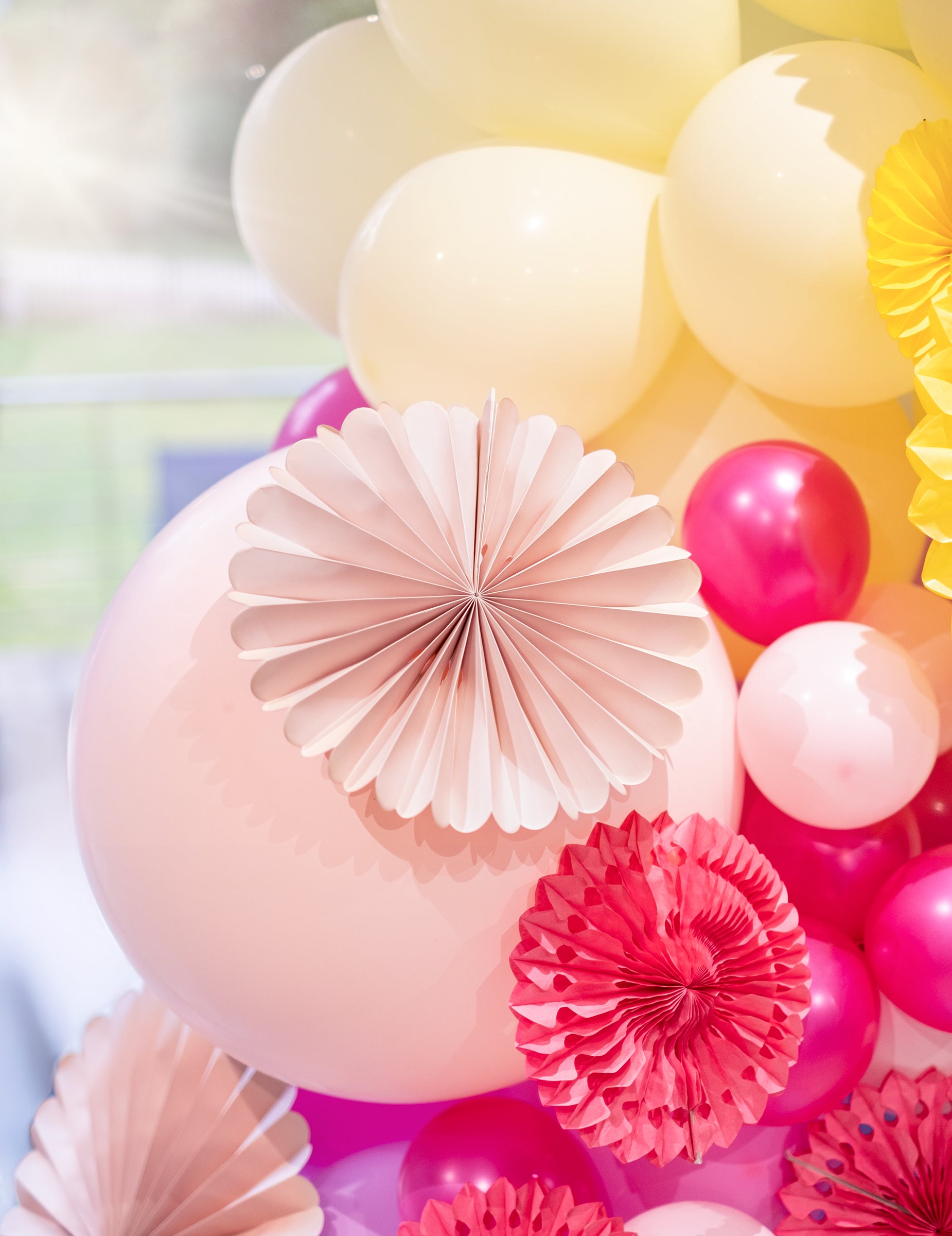 Détail du décor de ballons des 3 rosaces décoratives en papier pour mariage
