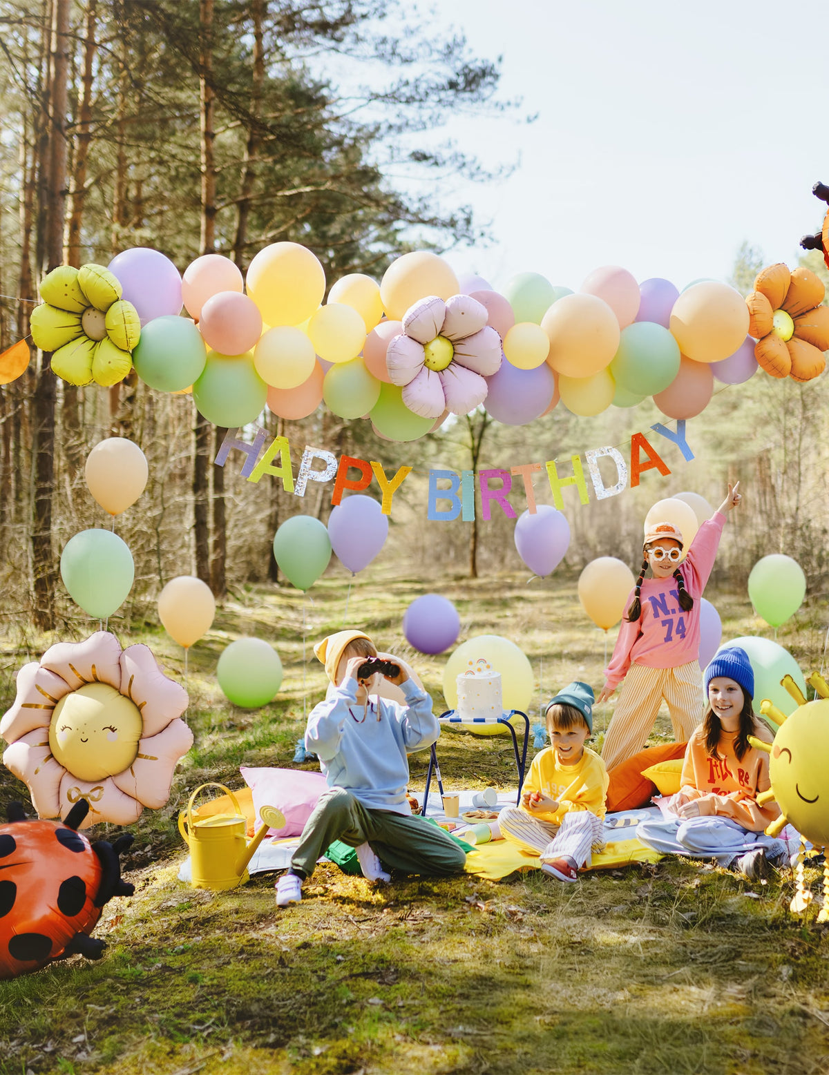 Scène de fête d'anniversaire avec les ballons en aluminium marguerite pour fête