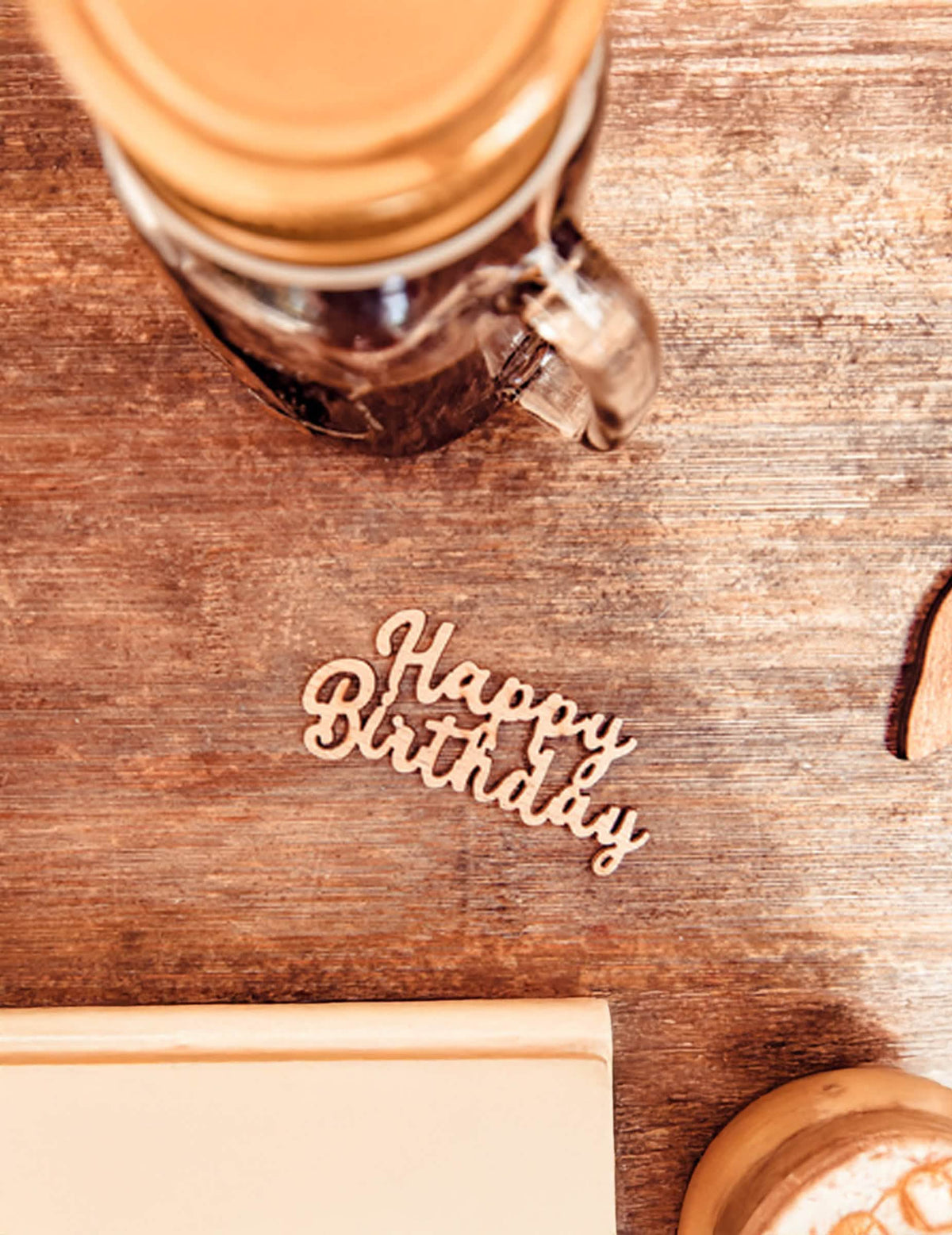 Aranjament de confetti Happy Birthday pentru decorare