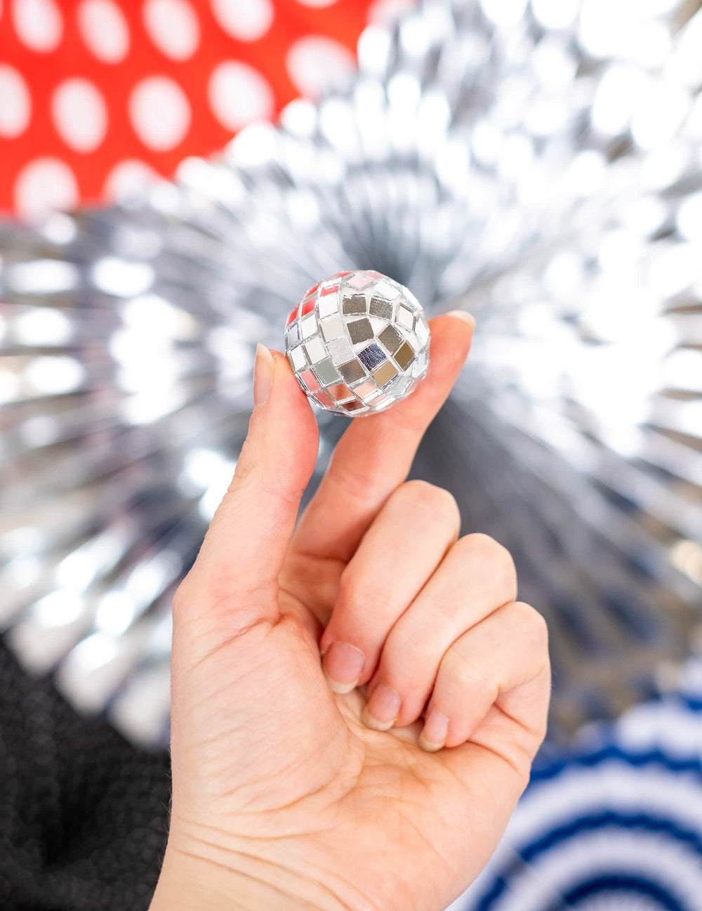 Detaliu al formatului mini bilelor disco cu fațete pentru decor argintiu