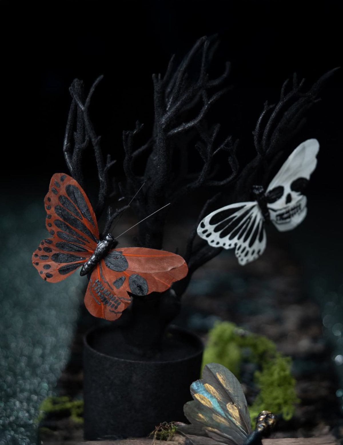 Mise en situation sur un arbre du papillon tête de mort pour décoration