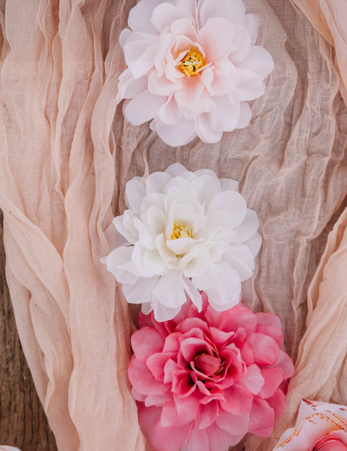 Vue de dessus des 4 pivoines pour décoration crème en tissu