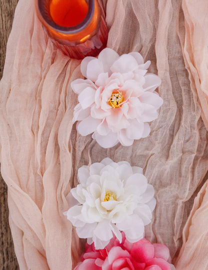 Mise en situation sur un chemin de table du 4 pivoines fleurs pour décoration