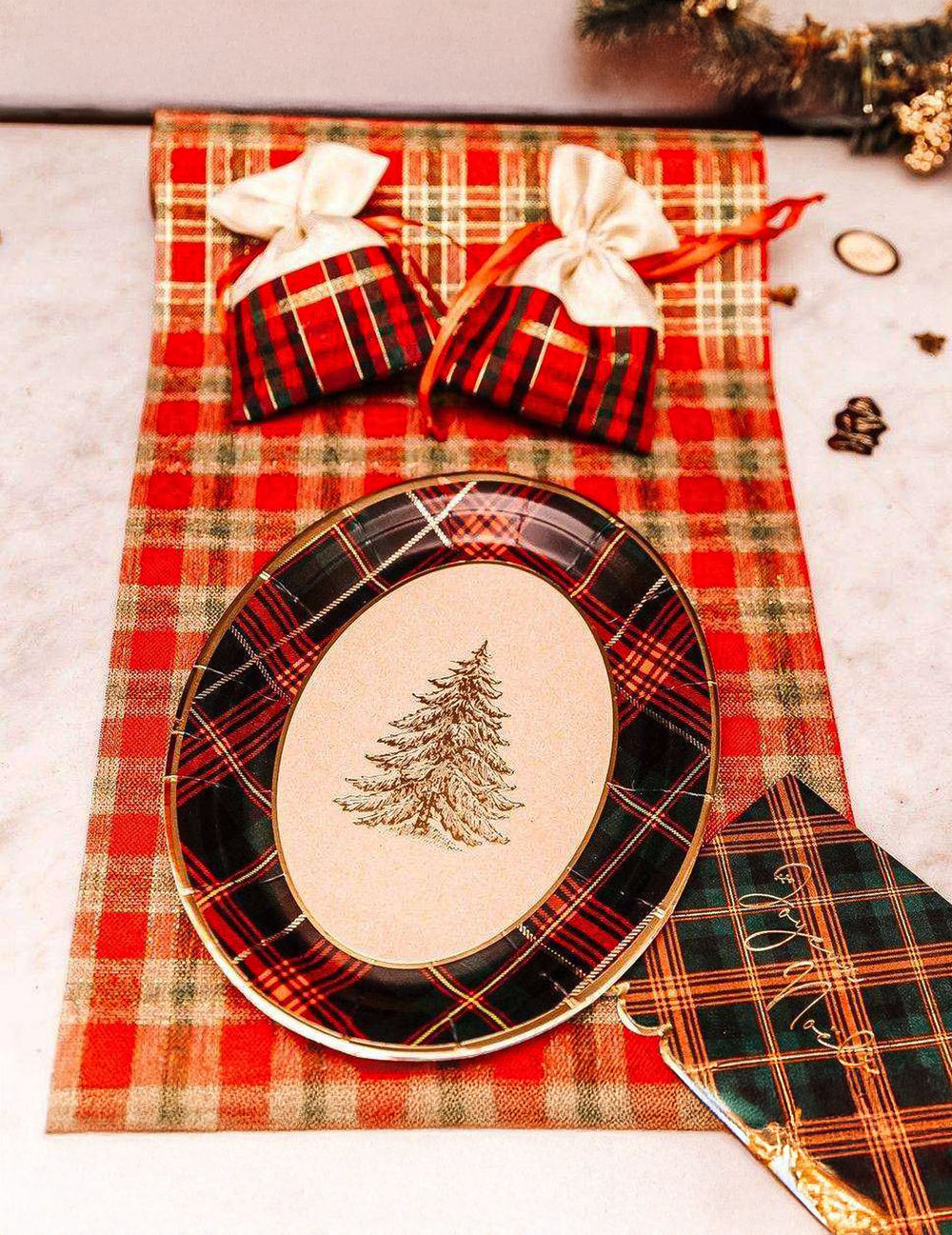 Mise en scène avec décoration de table du plateaux en carton tartan de Noël