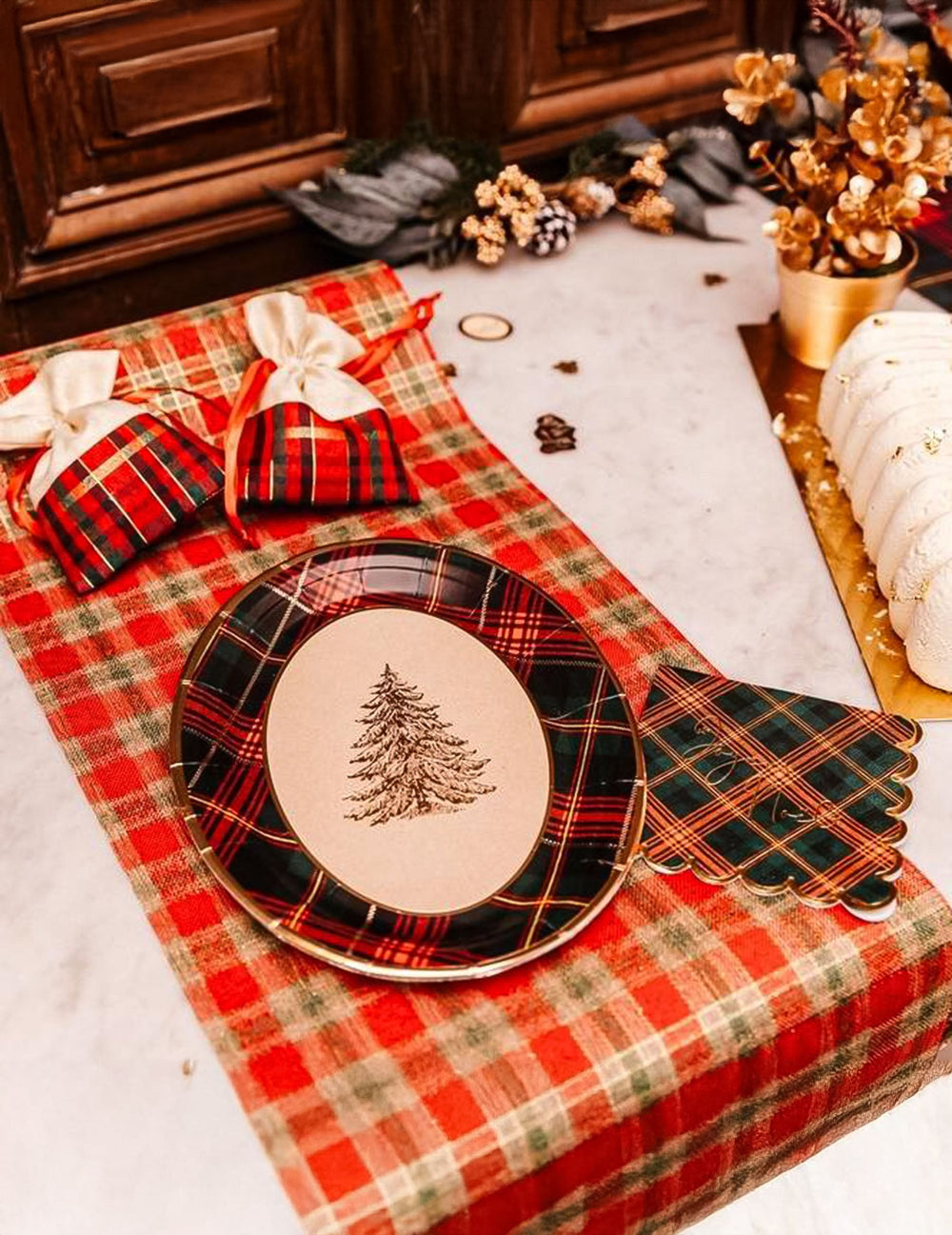 Ambiance de table avec serviette et chemin de table du plateaux en carton tartan de Noël