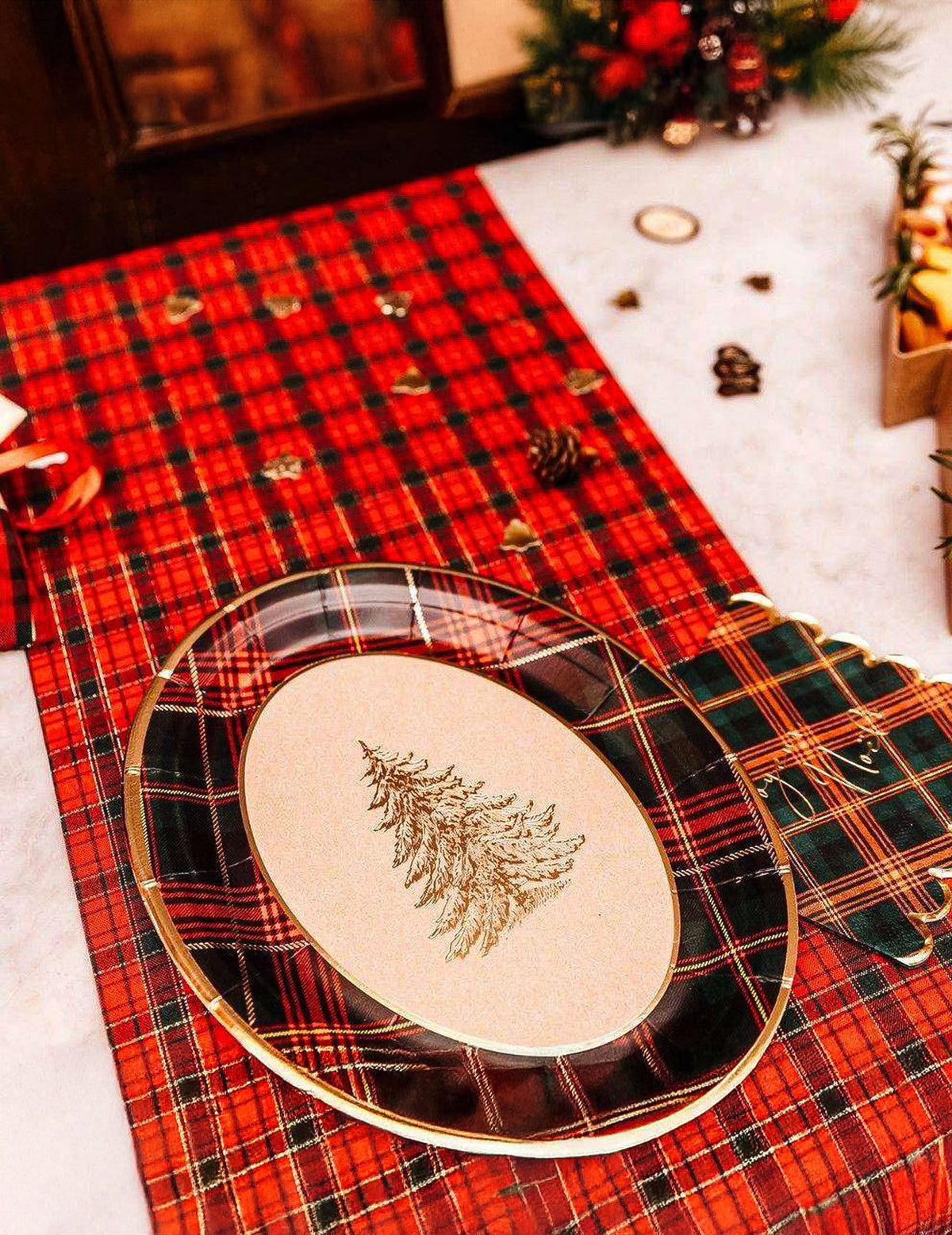 Mise en scène du dressage de table de fête du plateaux en carton tartan de Noël