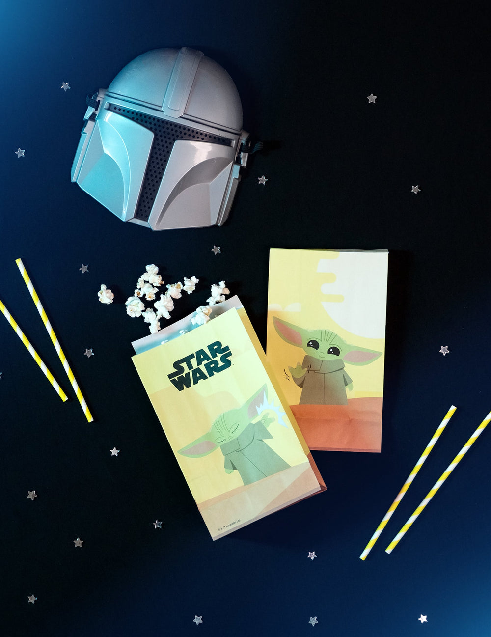 Mise en scène avec masque et popcorn des sachets en papier bébé Yoda The Mandalorian