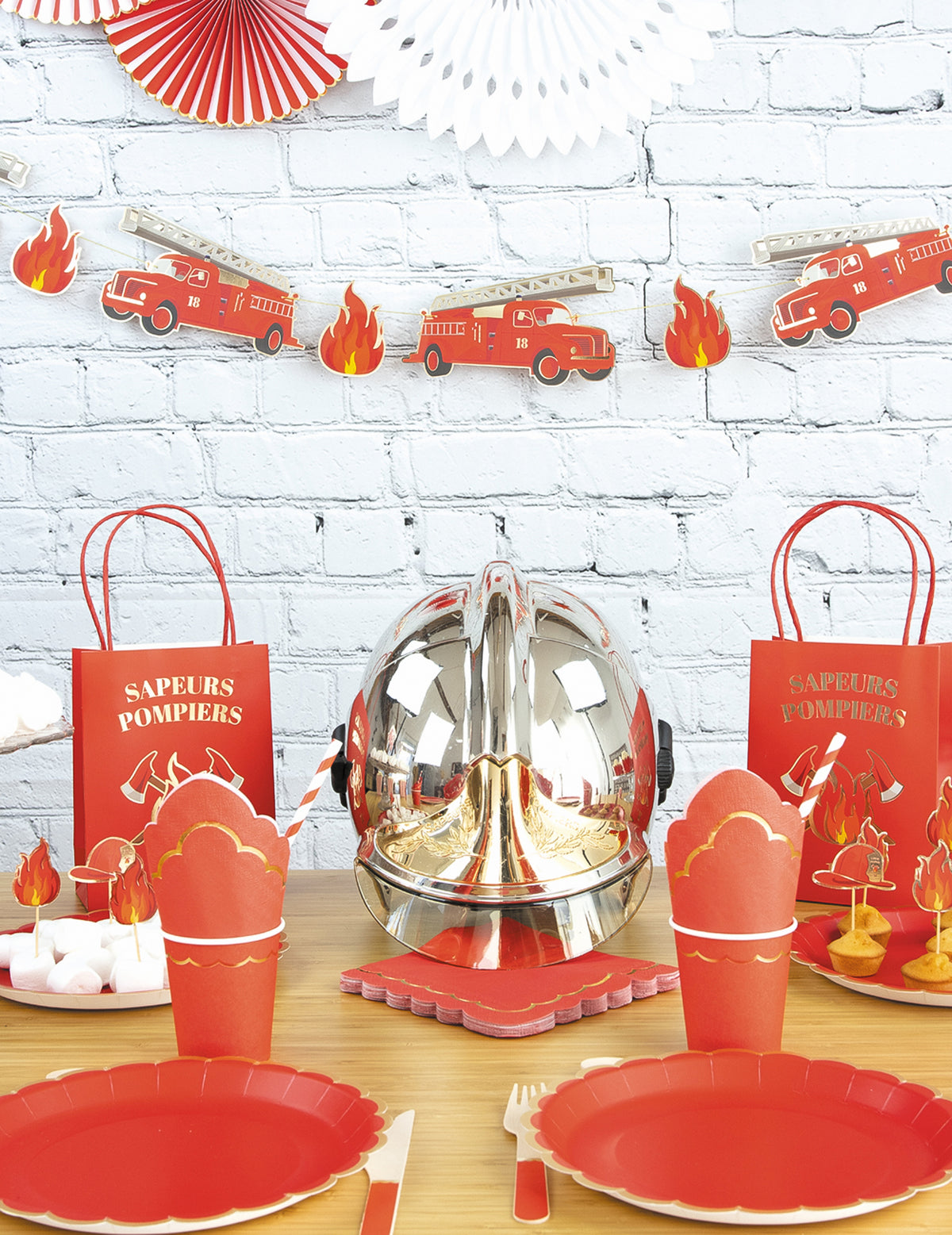 Mise en scène de décoration de fête du sac cadeau en papier Pompier