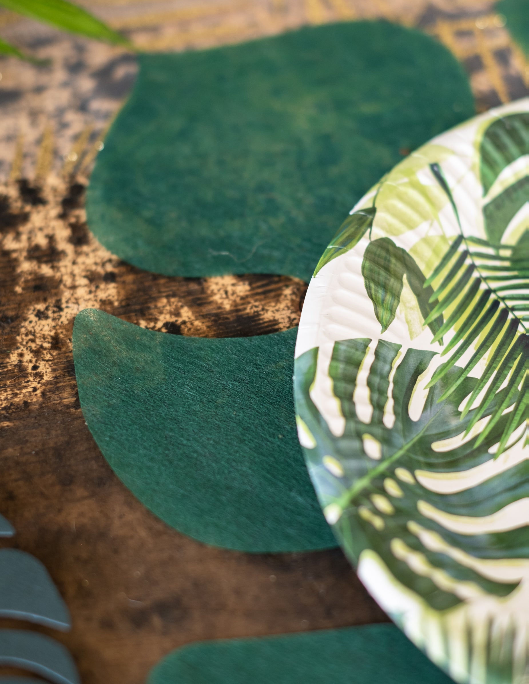 Détail de la découpe du set de table feuille tropicale pour décoration exotique