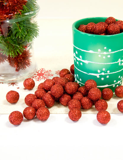 Mise en situation des boules de décoration pailletées pour fête rouge en mousse