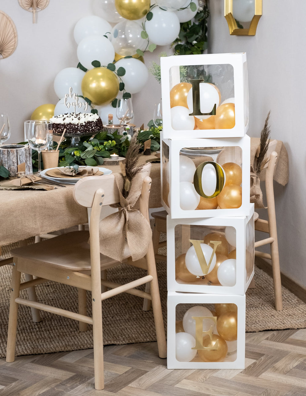 Mise en situation formant le mot LOVE des lettres adhésives pour cubes ballons couleur or