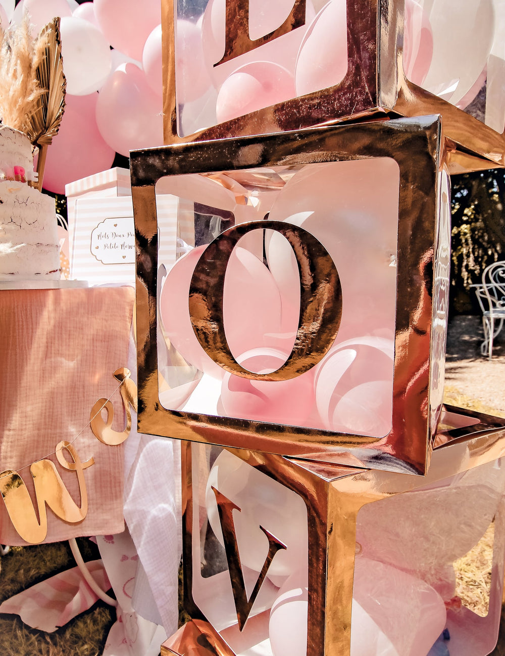Gros plan sur la lettre O des stickers lettres adhésives alphabet rose gold