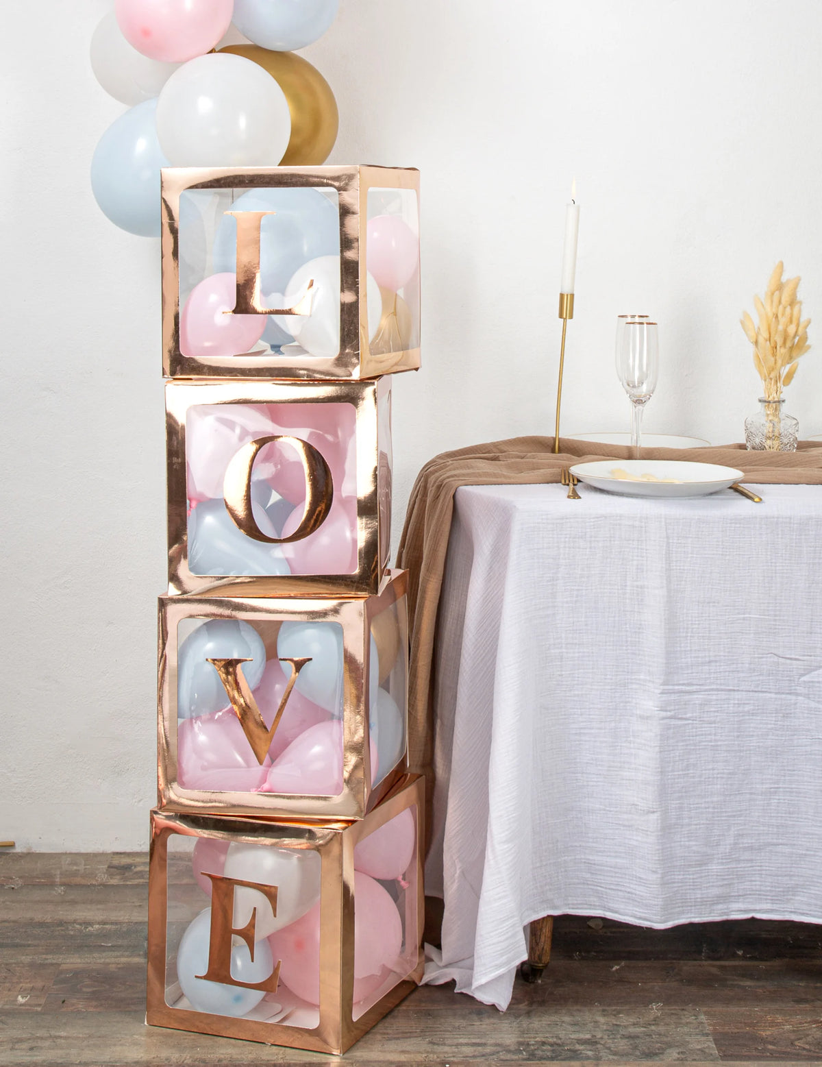 Mise en situation sur des boîtes à ballons des stickers lettres adhésives alphabet rose gold