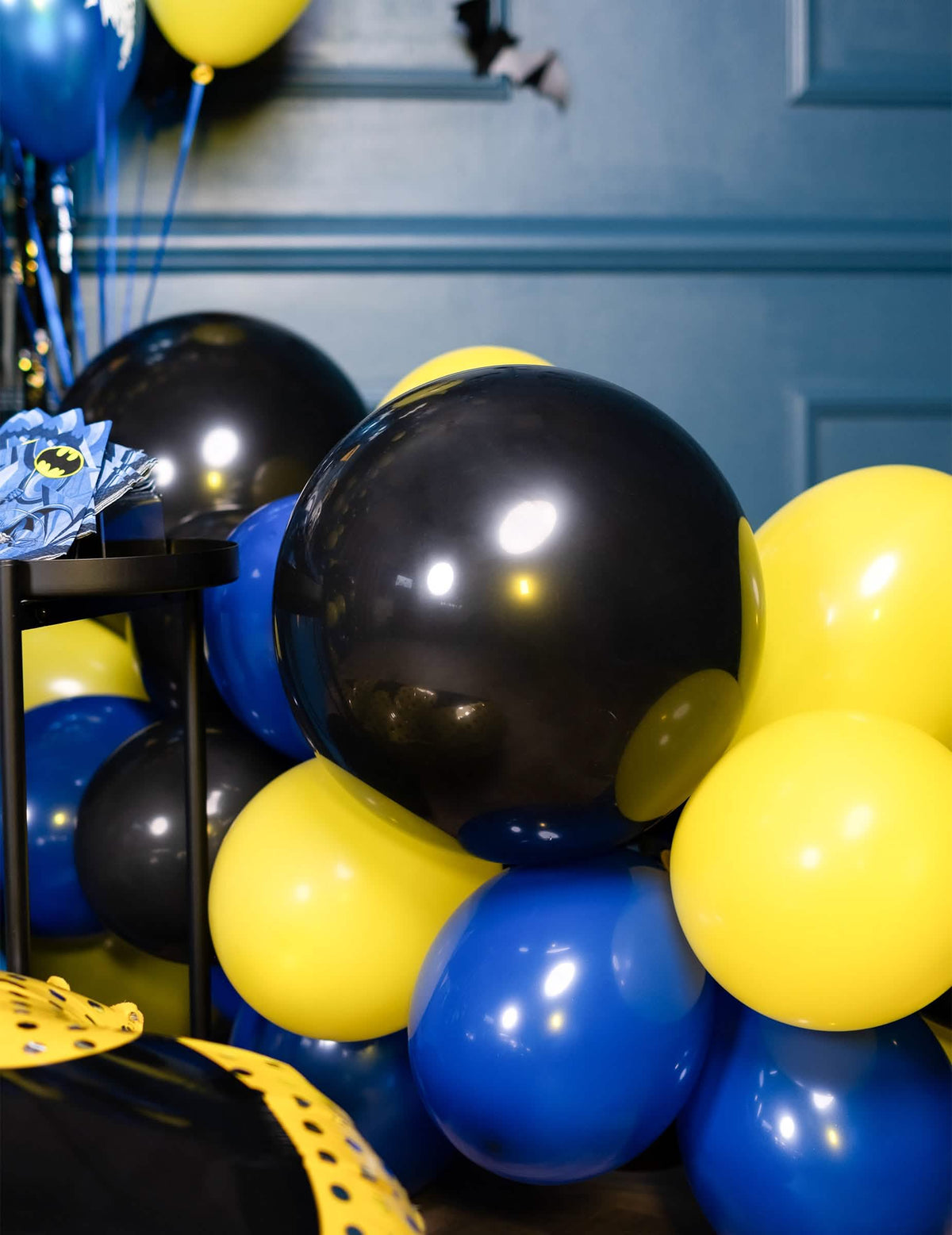 Decorațiune de petrecere cu baloane uriașe din latex negre