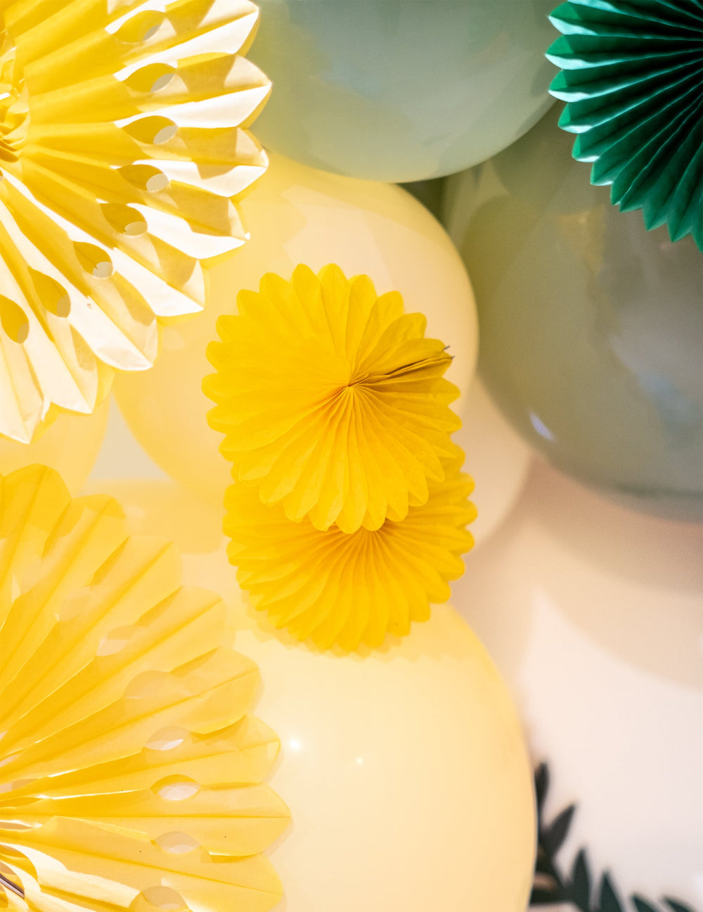 Mise en situation avec des ballons des mini rosaces multicolores