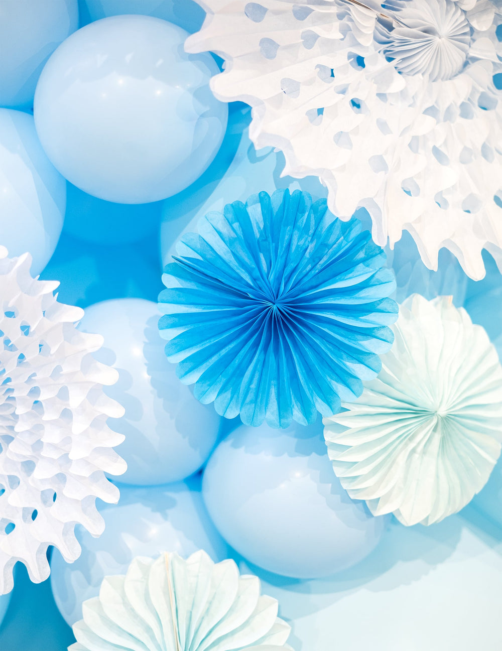 Vue rapprochée avec des ballons des mini rosaces multicolores