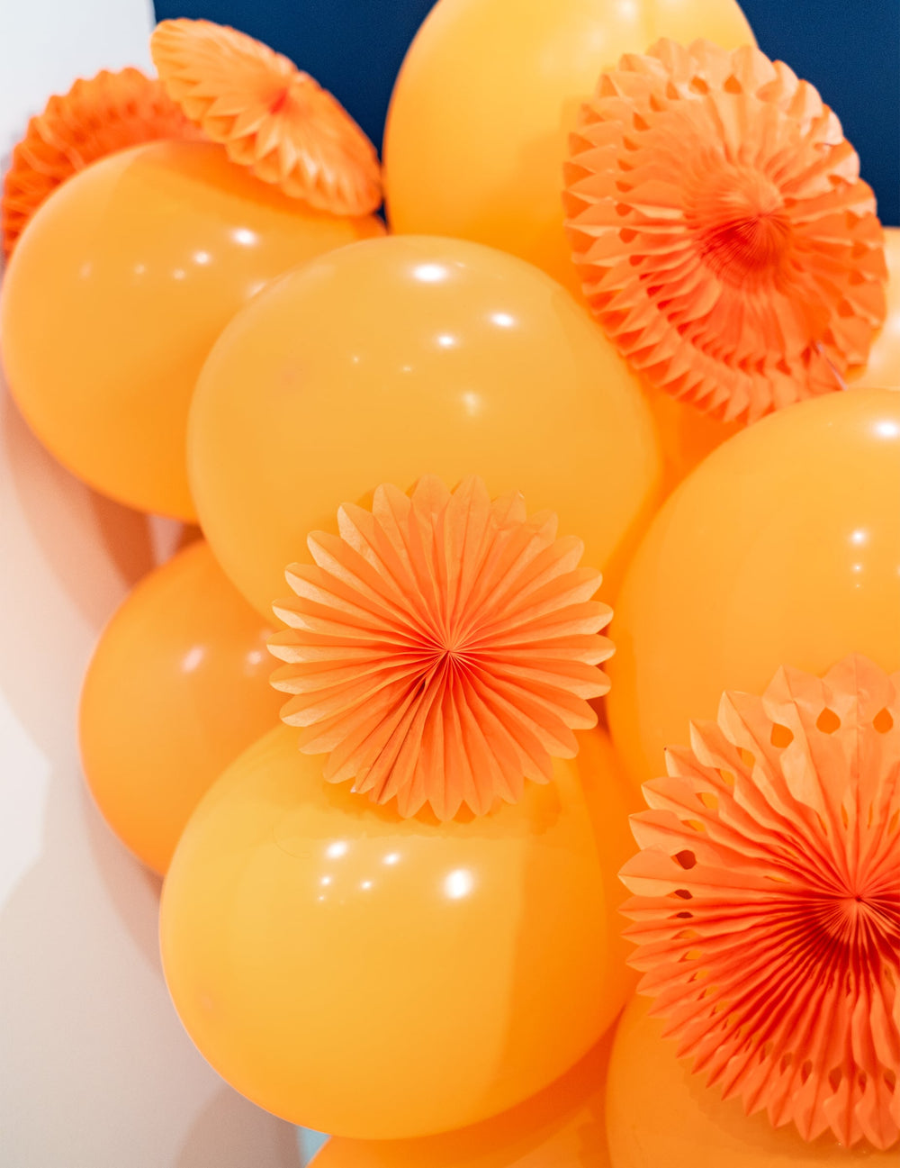 Gros plan sur les ballons des mini rosaces multicolores
