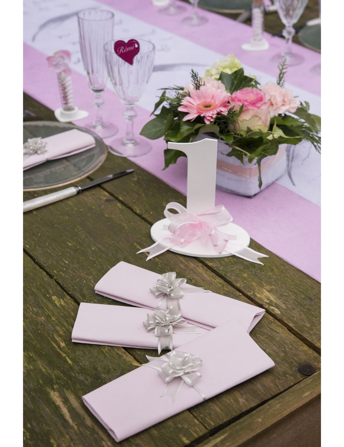 Mise en situation sur des serviettes de table des minis nœuds organdi à tirer pour décoration roses