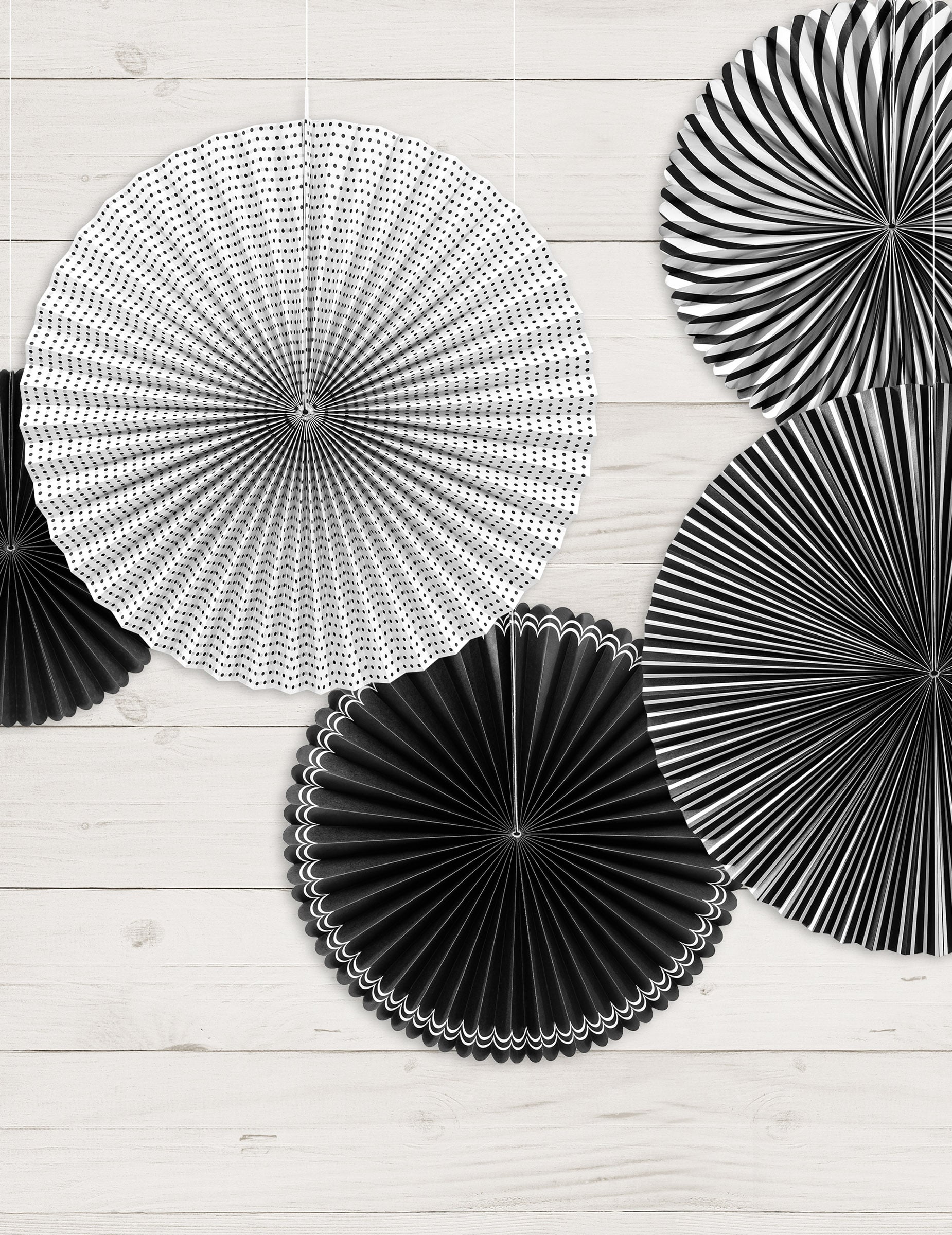 Lot de 5 rosaces en papier pour décoration noires et blanches à motifs variés