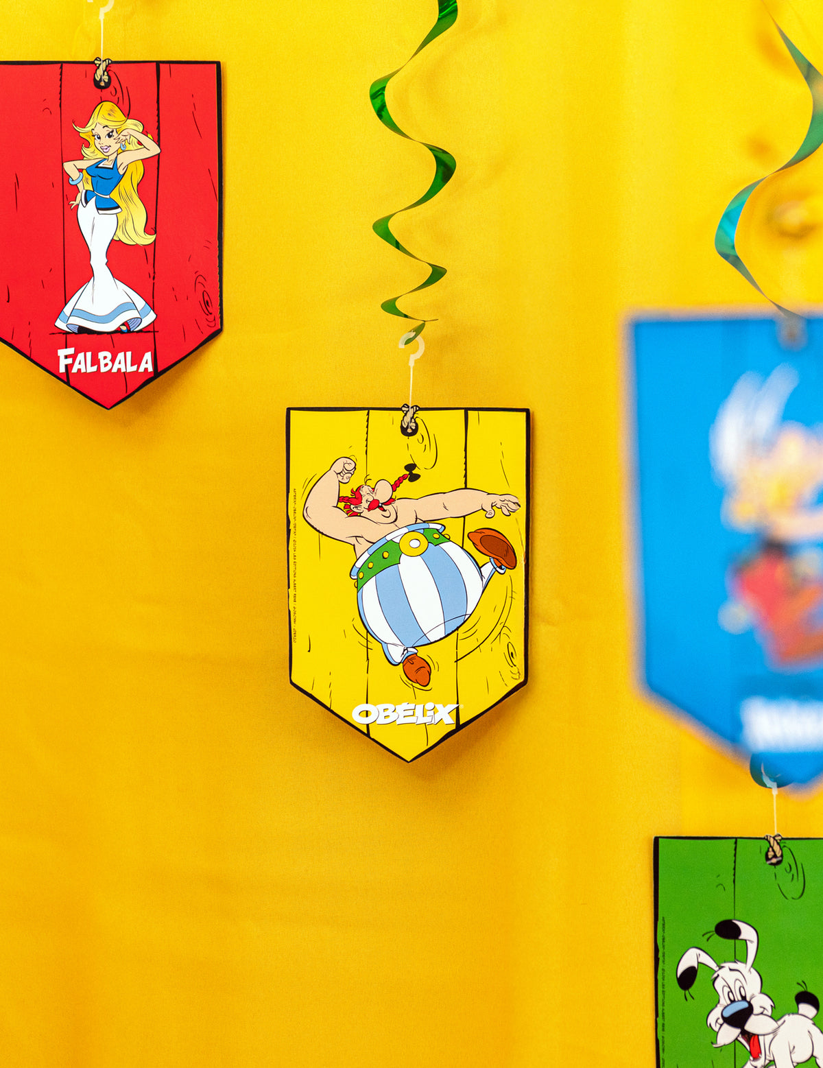 Gros plan sur les médaillons illustrés des suspensions spirales Astérix
