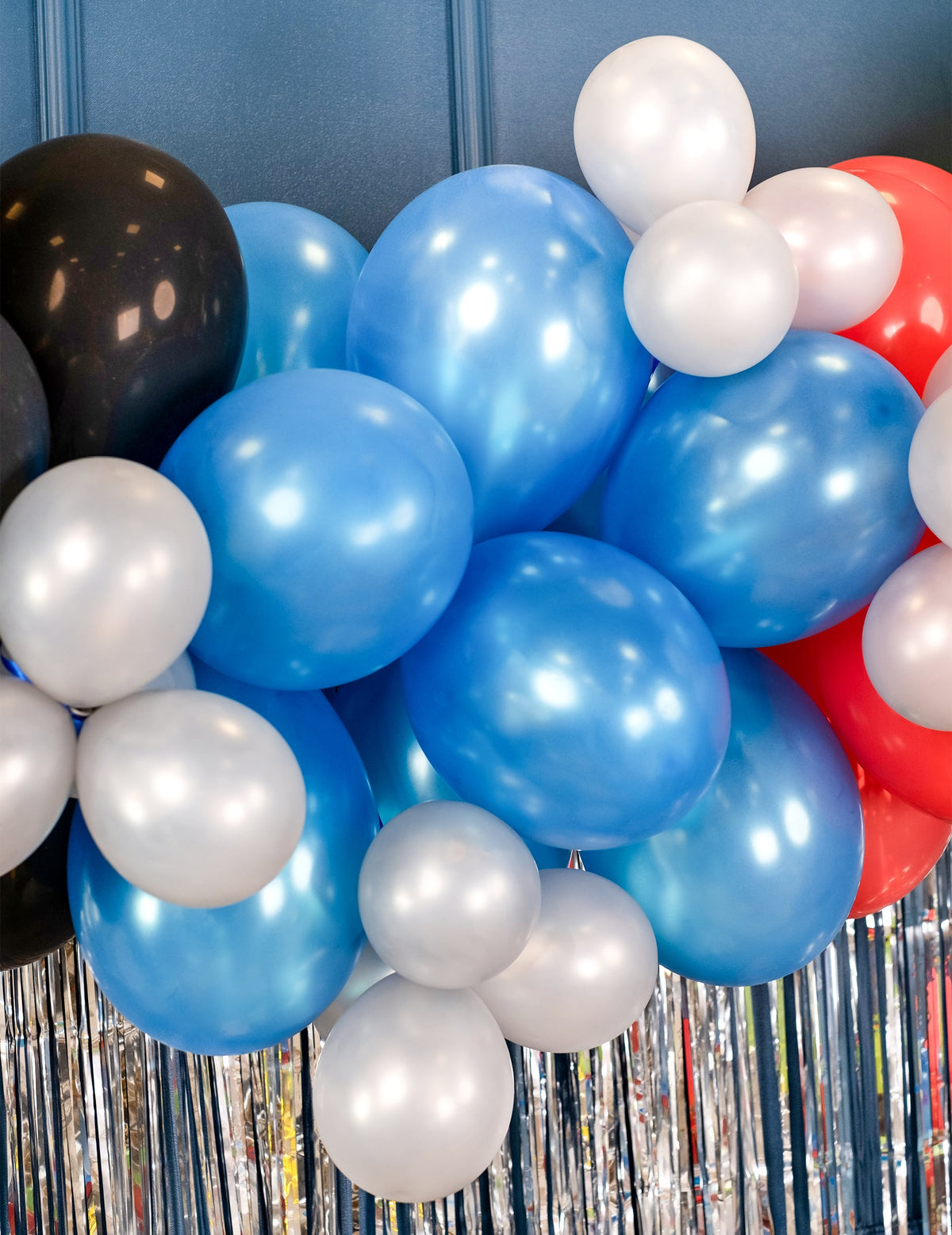 Mise en situation en arche des ballons bleus métallisés pour fête