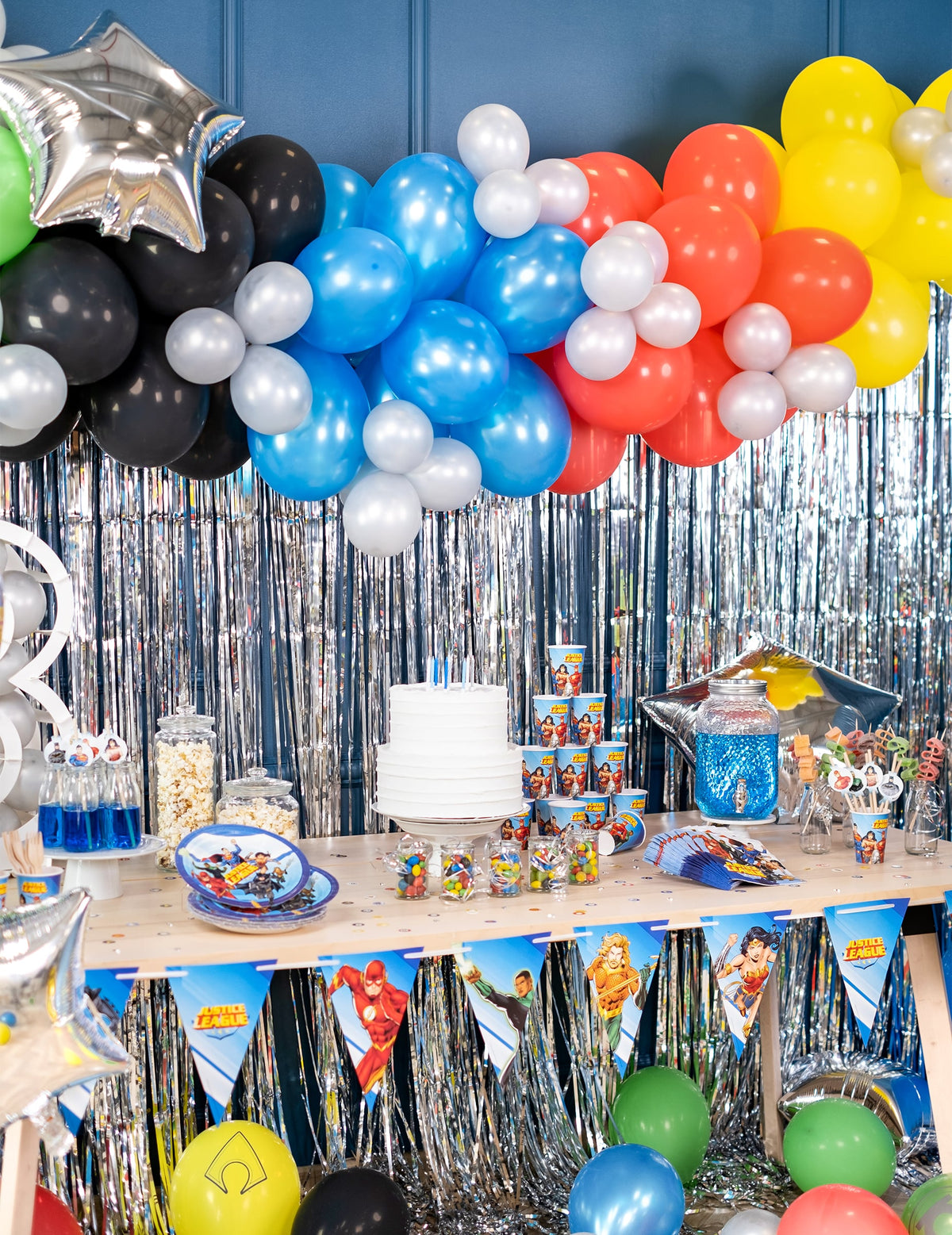 Mise en situation sur une table de fête des ballons bleus métallisés pour fête