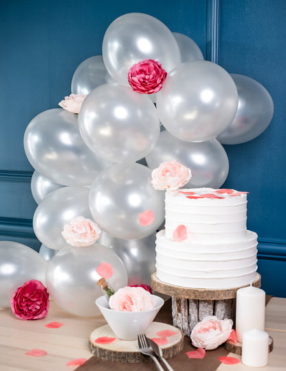 Mise en situation décorative du lot de 50 ballons pour fête ivoires métallisés