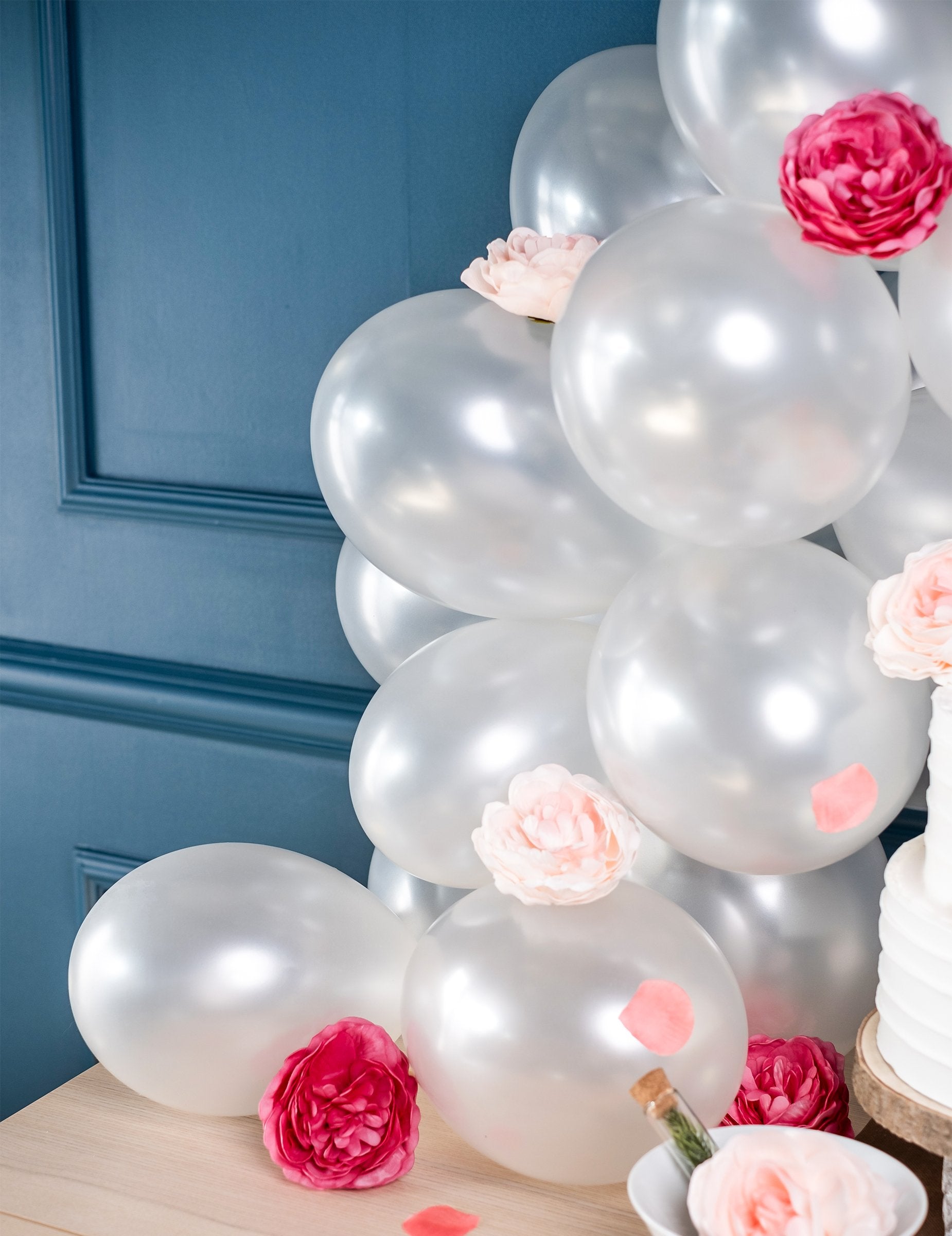 Détail de la grappe du lot de 50 ballons pour fête ivoires métallisés