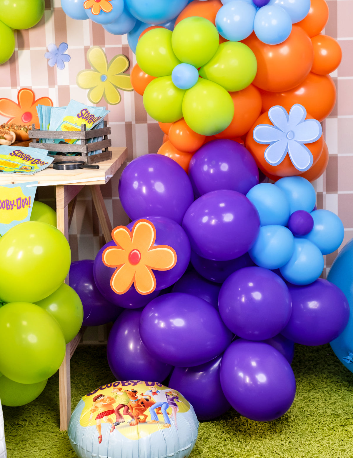 Mise en situation des ballons de baudruche violets pour décoration de fête