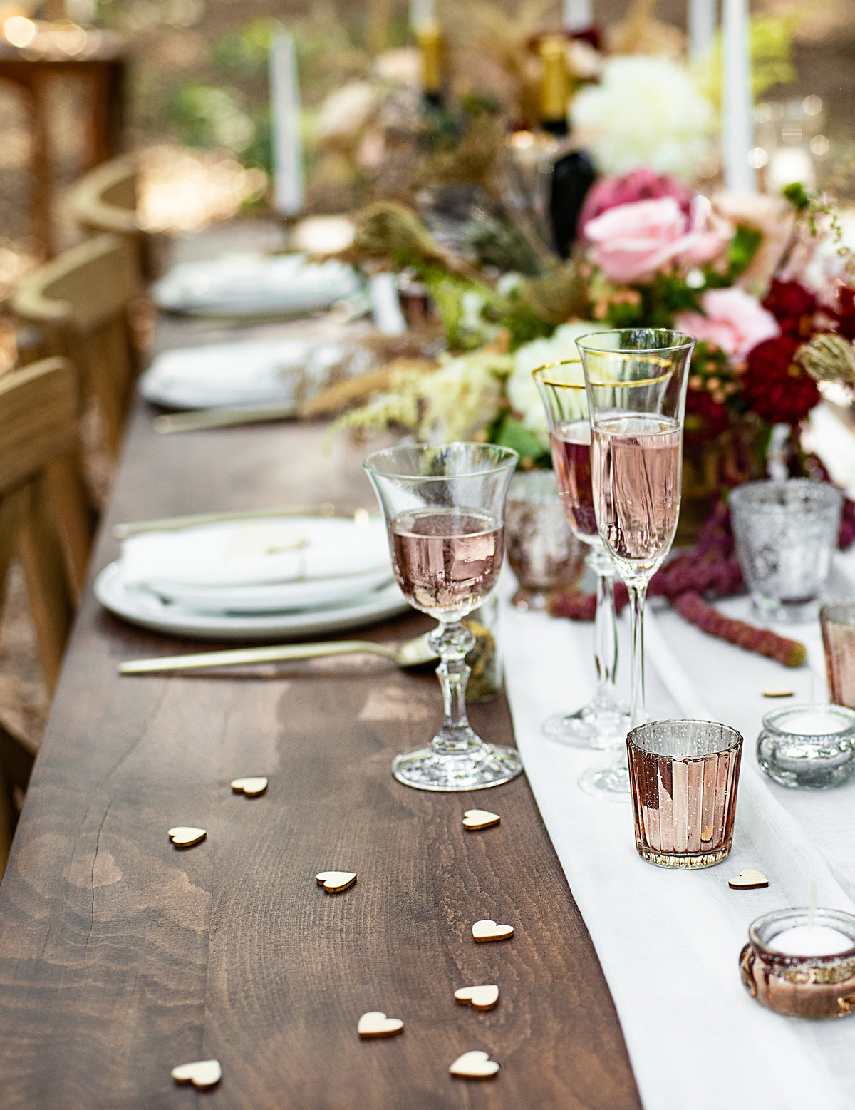 Gros plan sur les confettis en bois cœurs pour mariage naturel