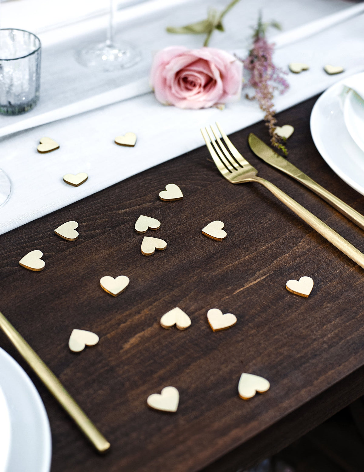 Mise en situation de table des confettis en bois cœurs pour mariage naturel
