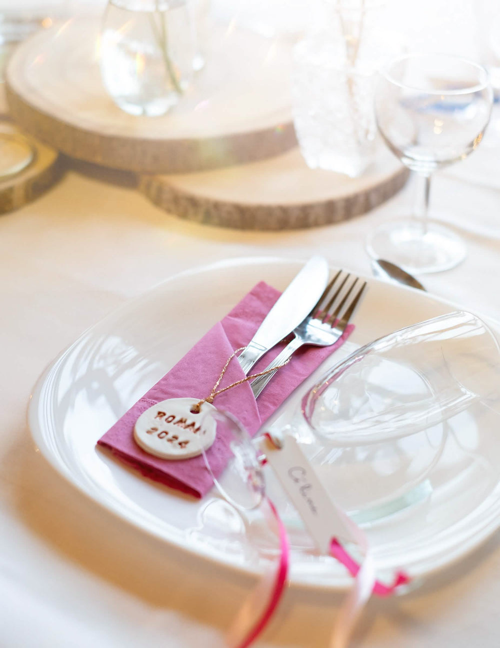 Mise en situation sur une table des serviettes en papier pour fête fuchsia