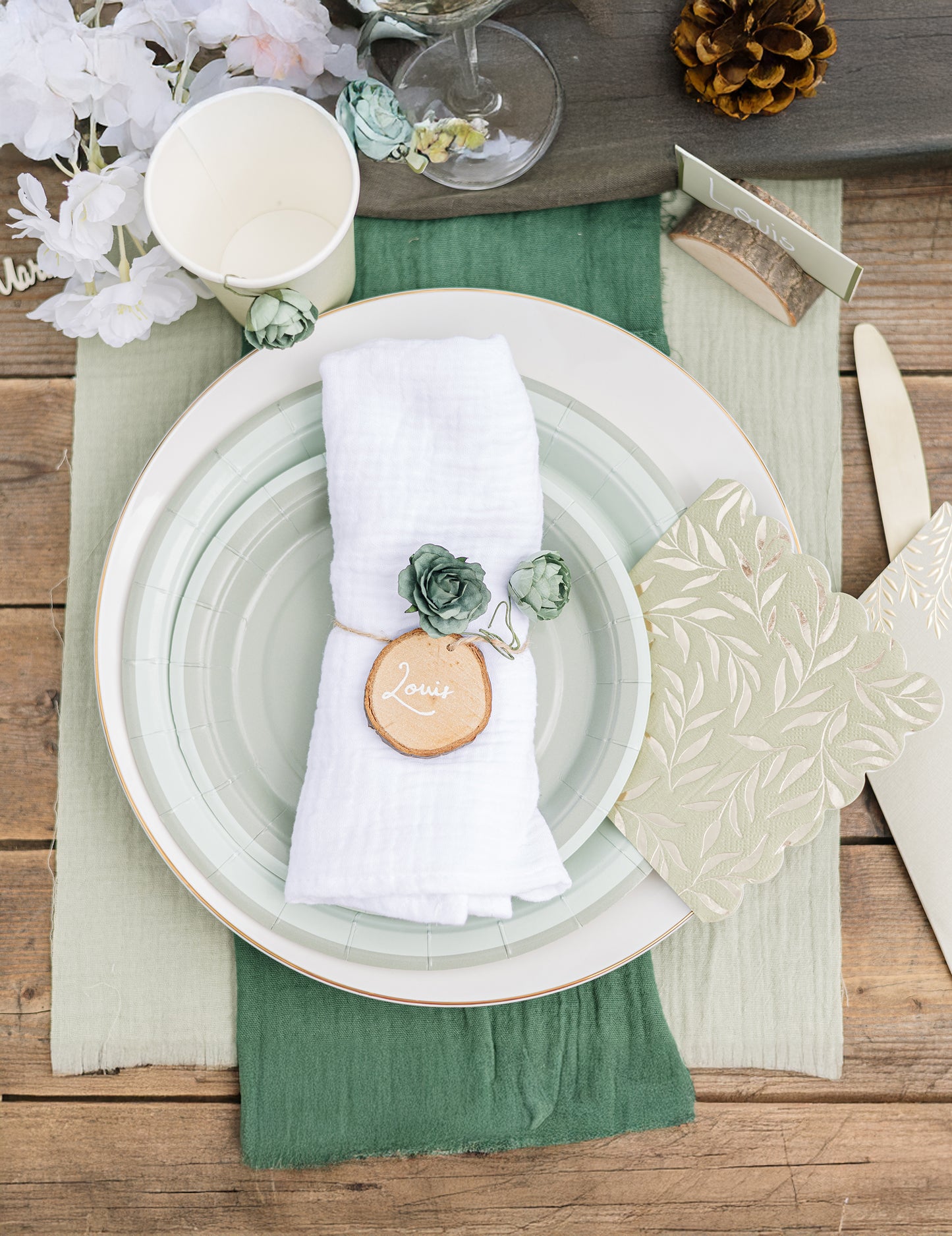 Mise en situation des assiettes en carton bi-color pour fête vert de gris et vert sauge