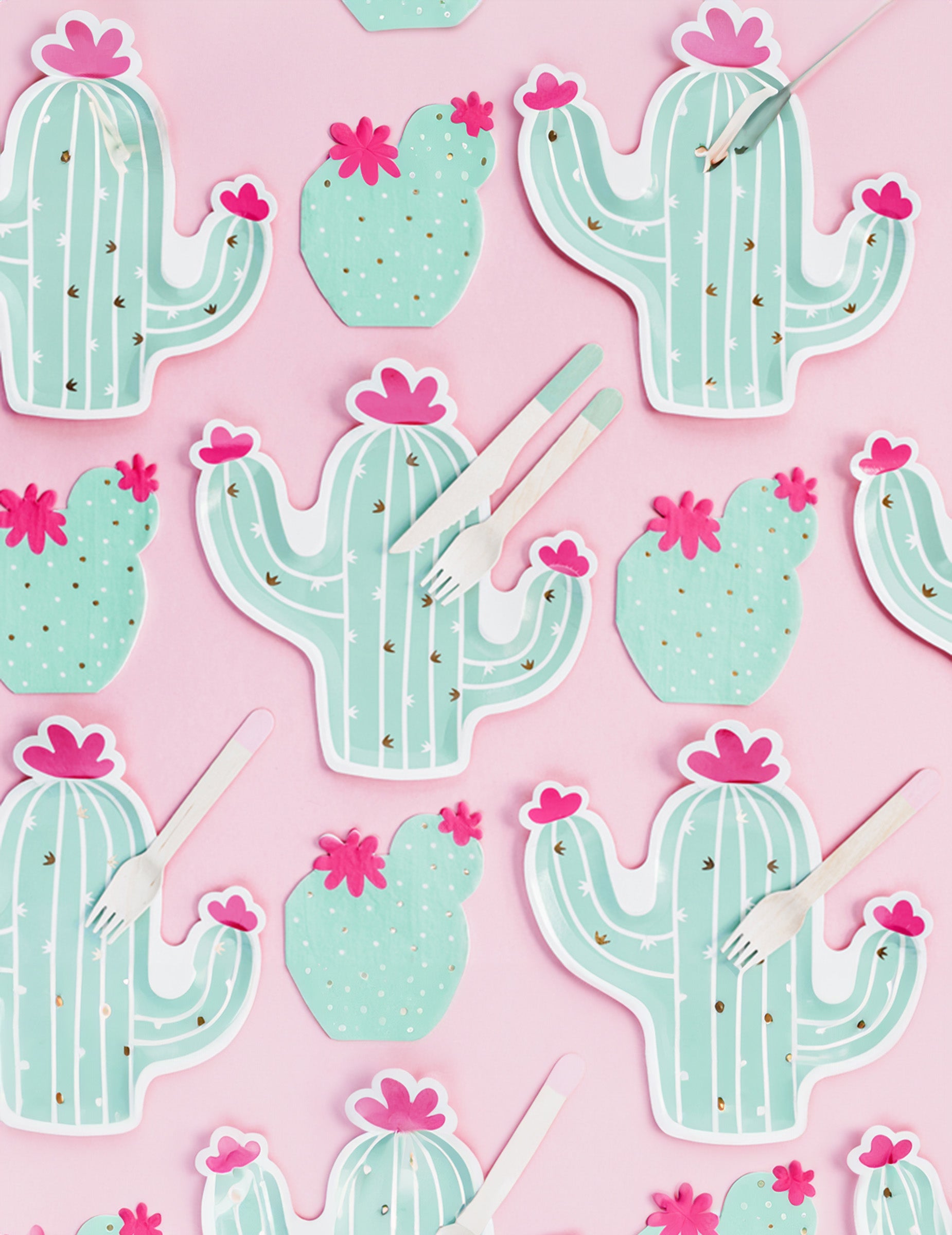 Vue de dessus avec couverts des assiettes en carton cactus pour fête