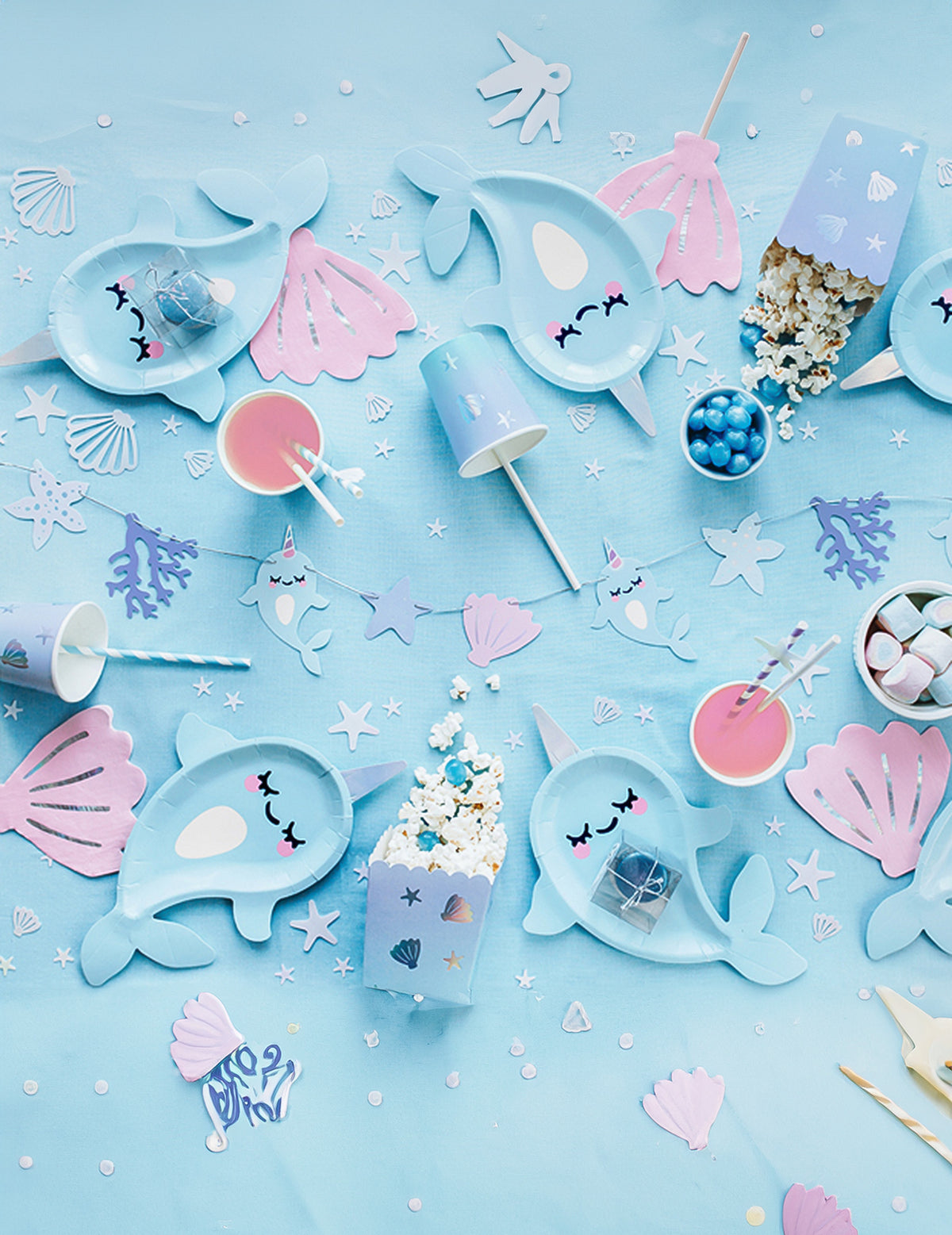 Vue de dessus de la décoration de table des assiettes en carton licorne des mers narval bleue
