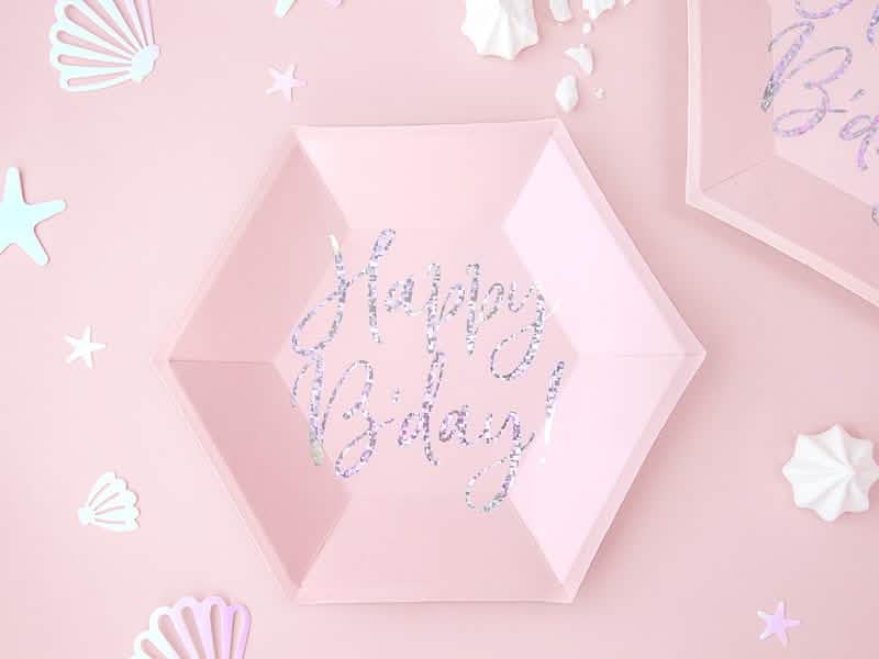 Prim-plan asupra inscripției de pe farfurii de carton Happy B'day roz iridescente hexagonale