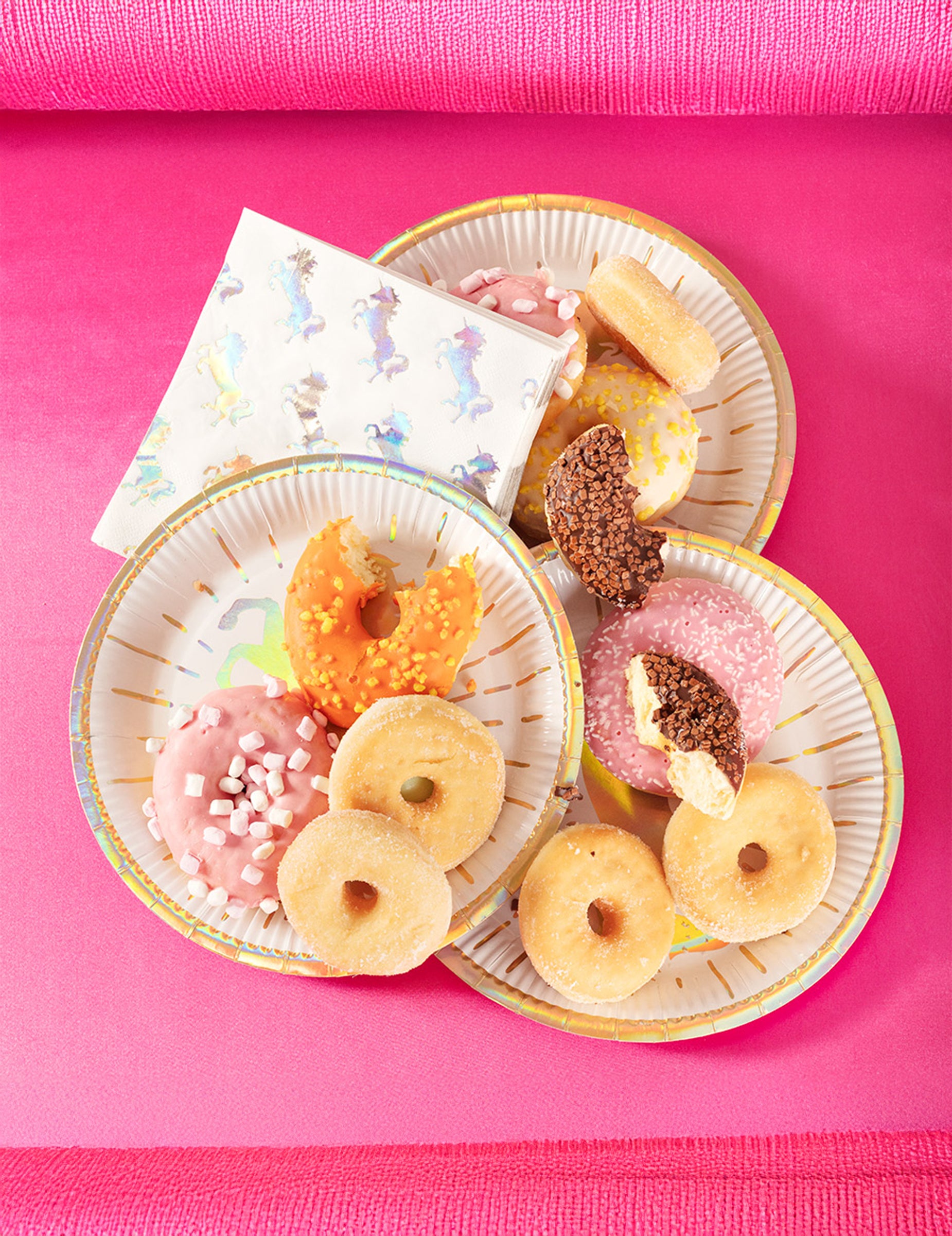 Mise en situation avec des donuts des assiettes en carton Licorne holographiques