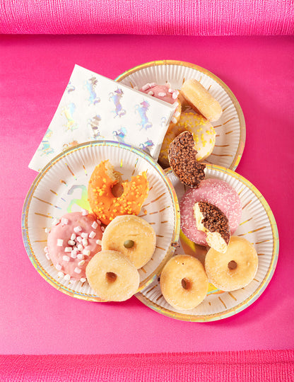 Mise en situation avec des donuts des assiettes en carton Licorne holographiques