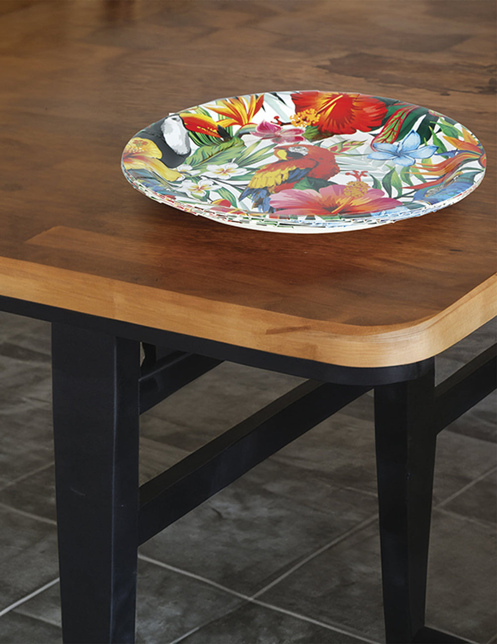 Mise en situation sur une table des assiettes oiseaux tropicaux
