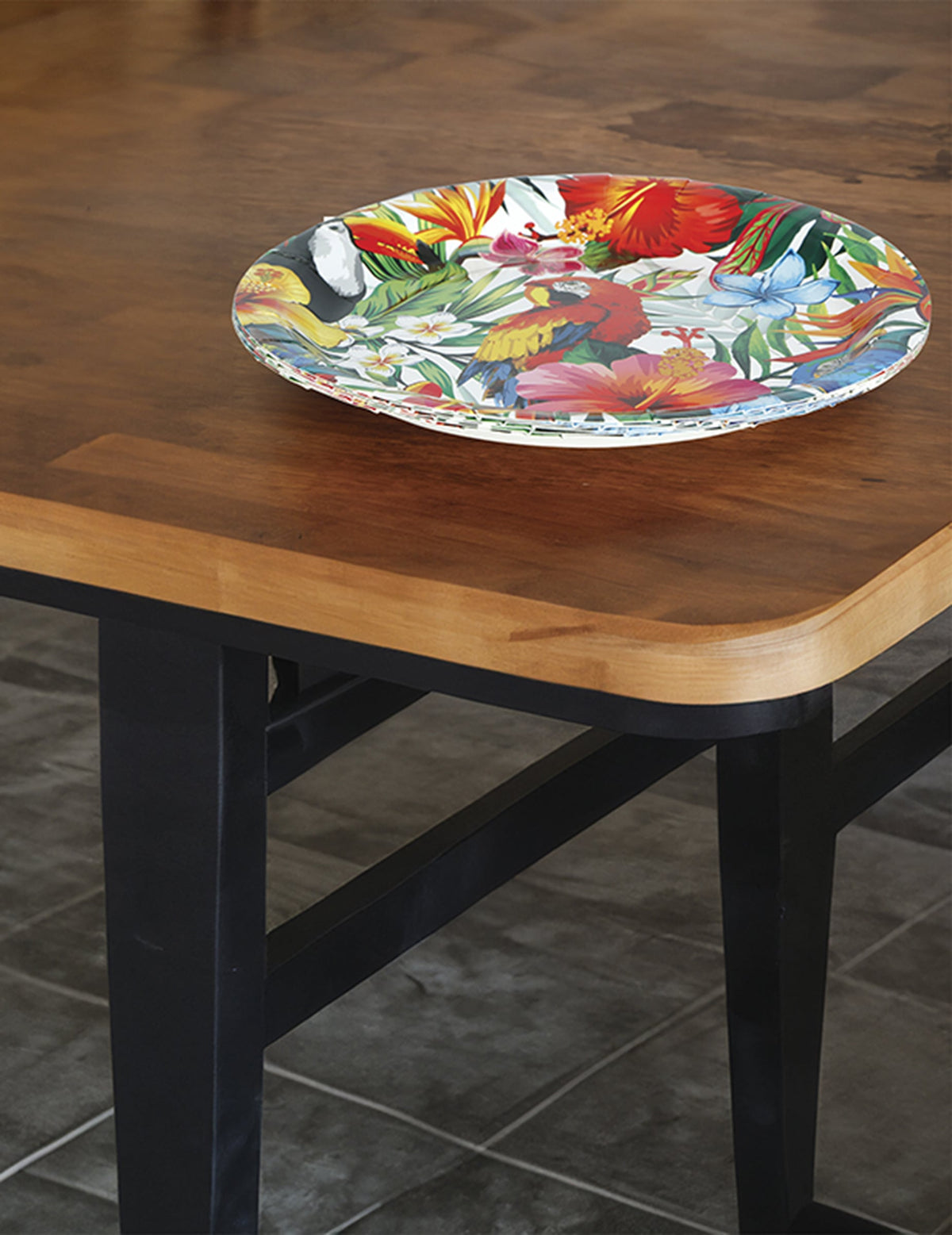 Mise en situation sur une table des assiettes oiseaux tropicaux