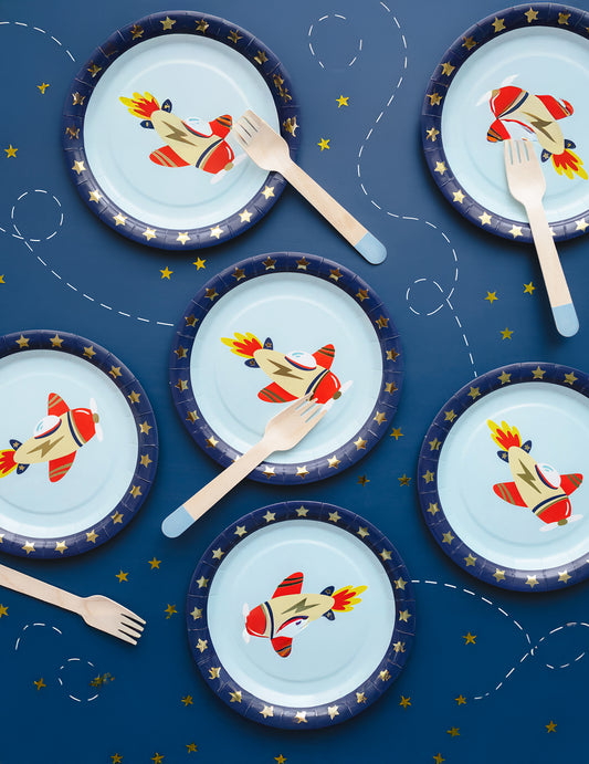 Mise en situation des assiettes en carton petit avion